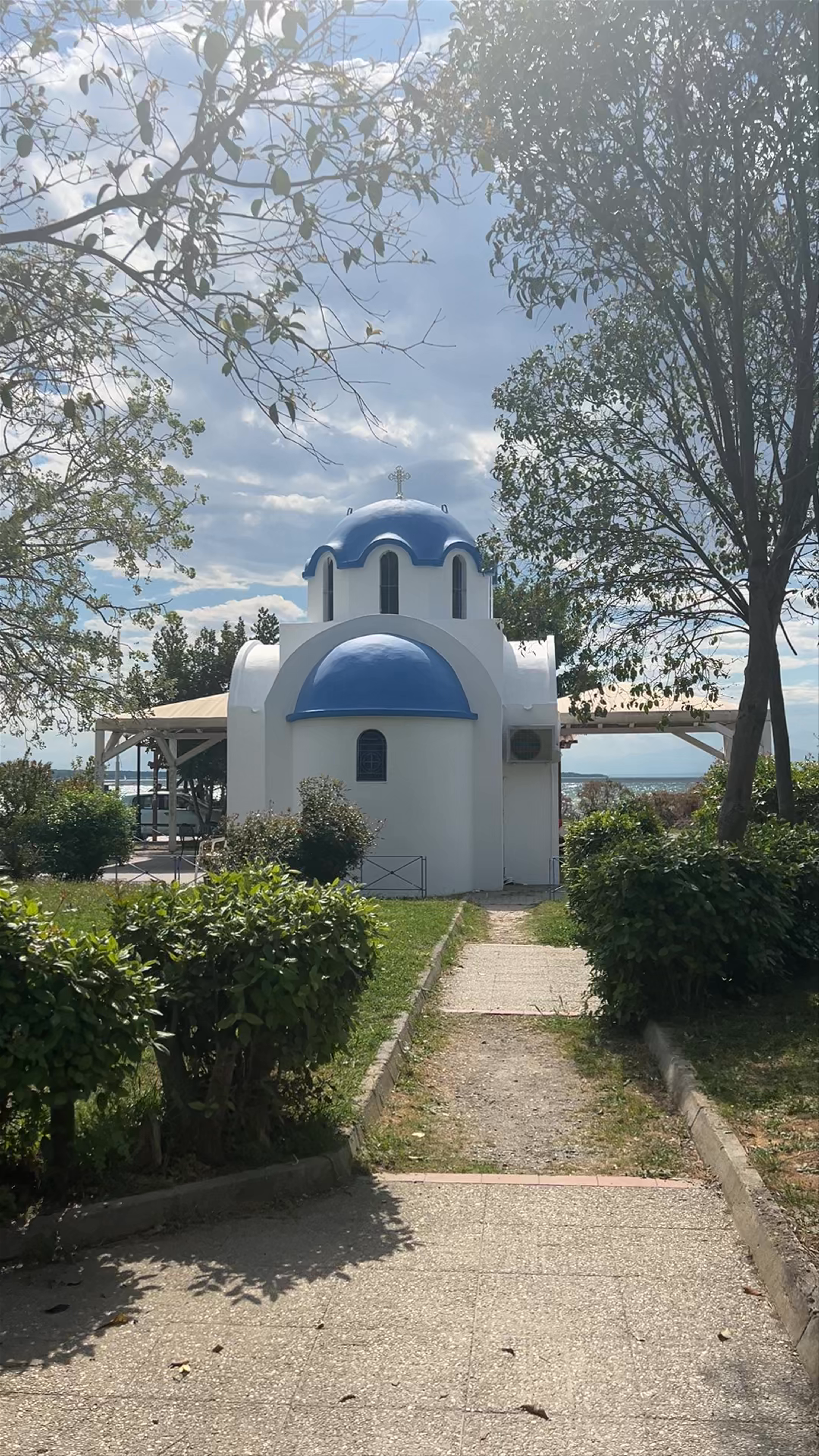Chapel of Agiou Neomartiros Georgiou: A Tranquil Seaside Sanctuary in Kalamaria, Greece