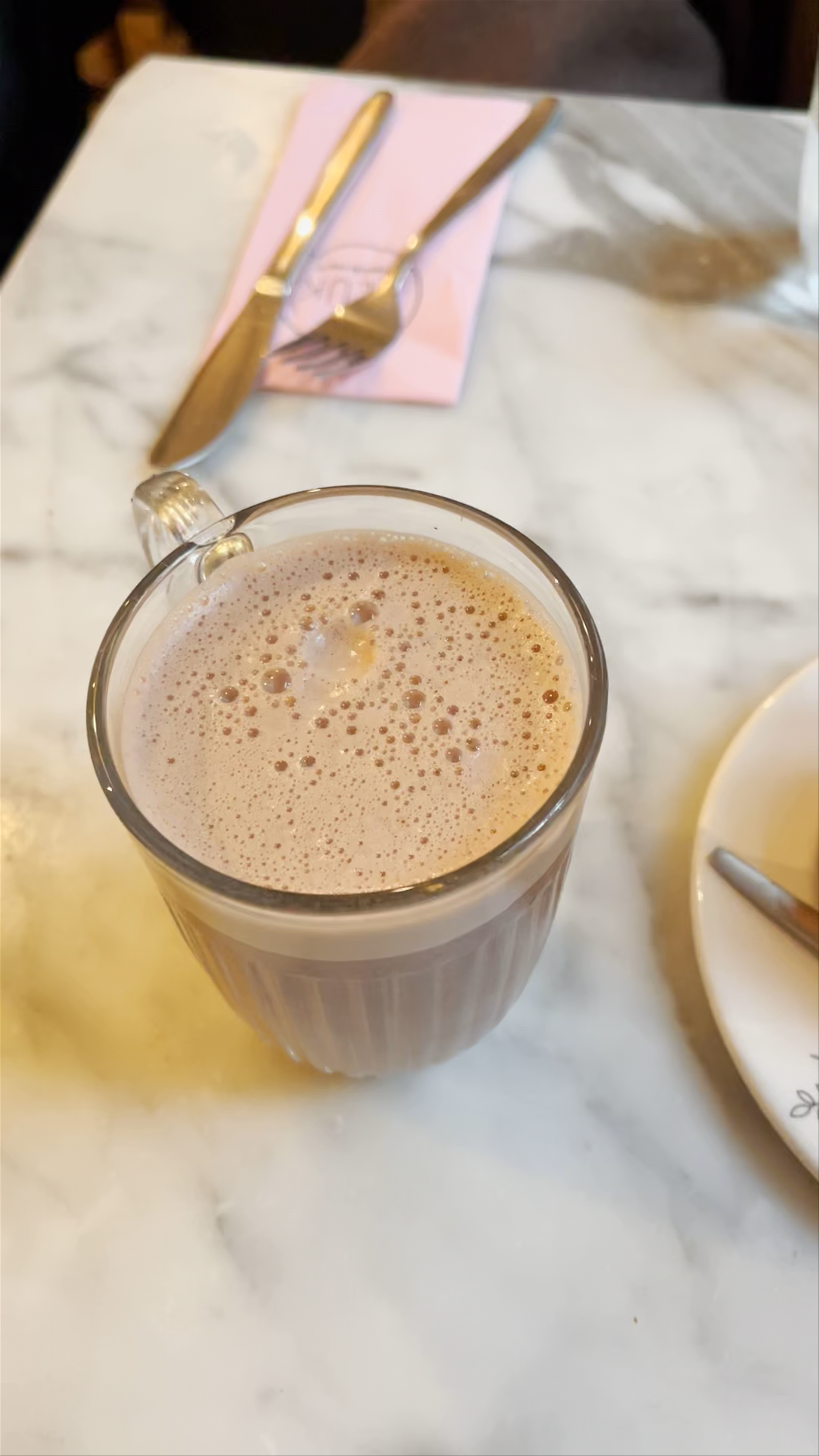 Cozy Café Moments at PLUK Amsterdam with Hot Chocolate and Cinnamon Roll