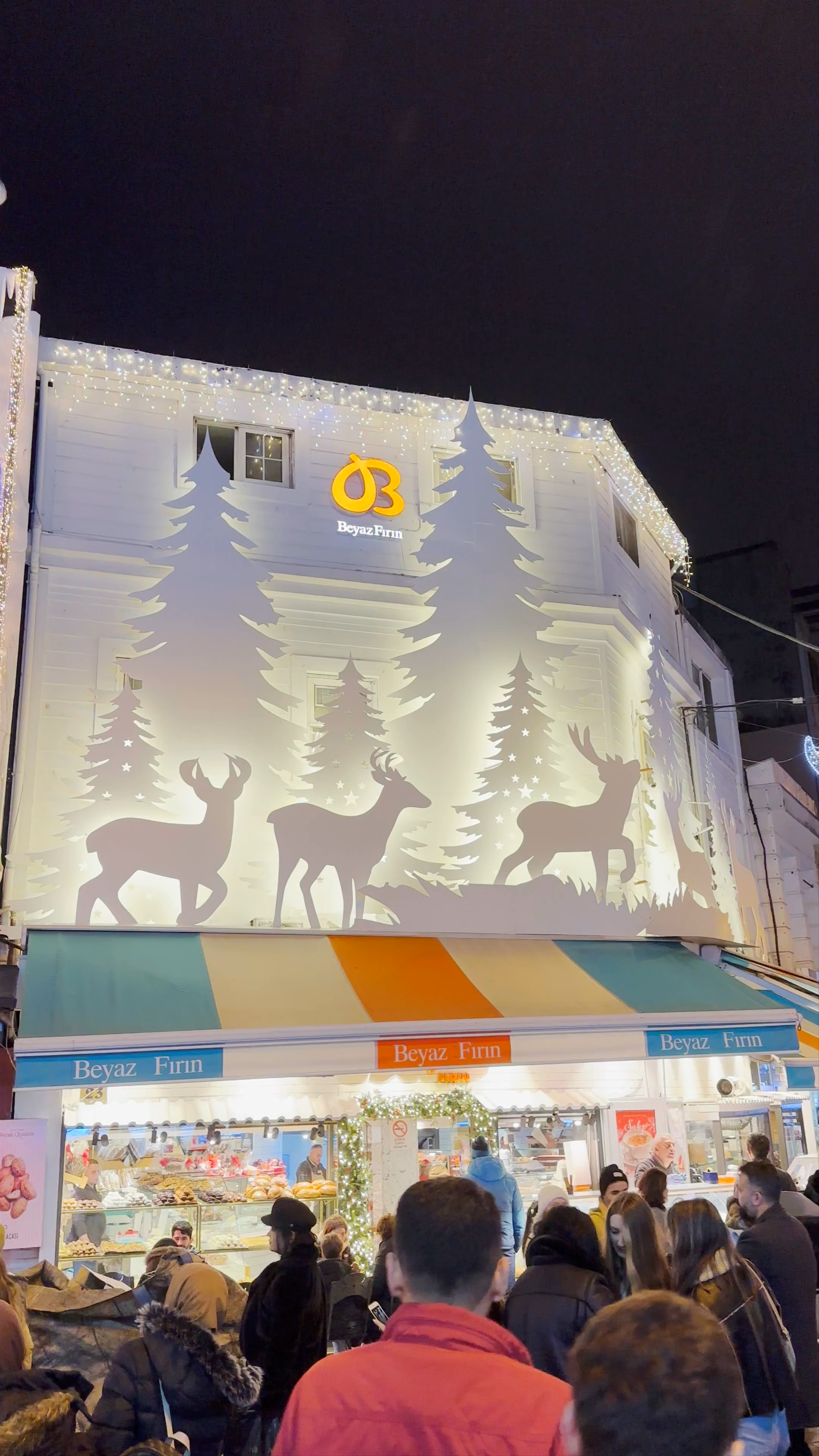 Festive Night Vibes at Beyaz Fırın in Caferağa, İstanbul