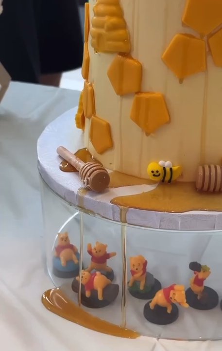 WhoBakeShe - Winnie the Pooh Cake - Custom Cakes Near Me