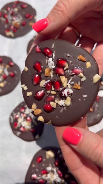 Chocolate Pomegranate Clusters | alicelovesbreakfast