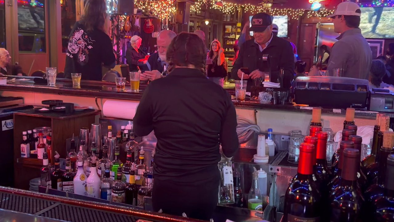 Crawdaddy's - The only place where they bartend, waitress and sing at the same time - Cajun/Creole Near Me - Visalia, California