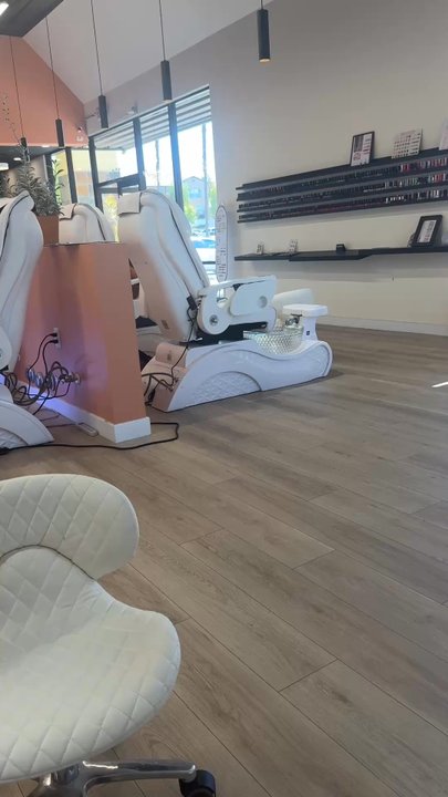Gloss + Glow Nails Bar - Nice clean vibes - Nail Salons Near Me - Lake Forest, California