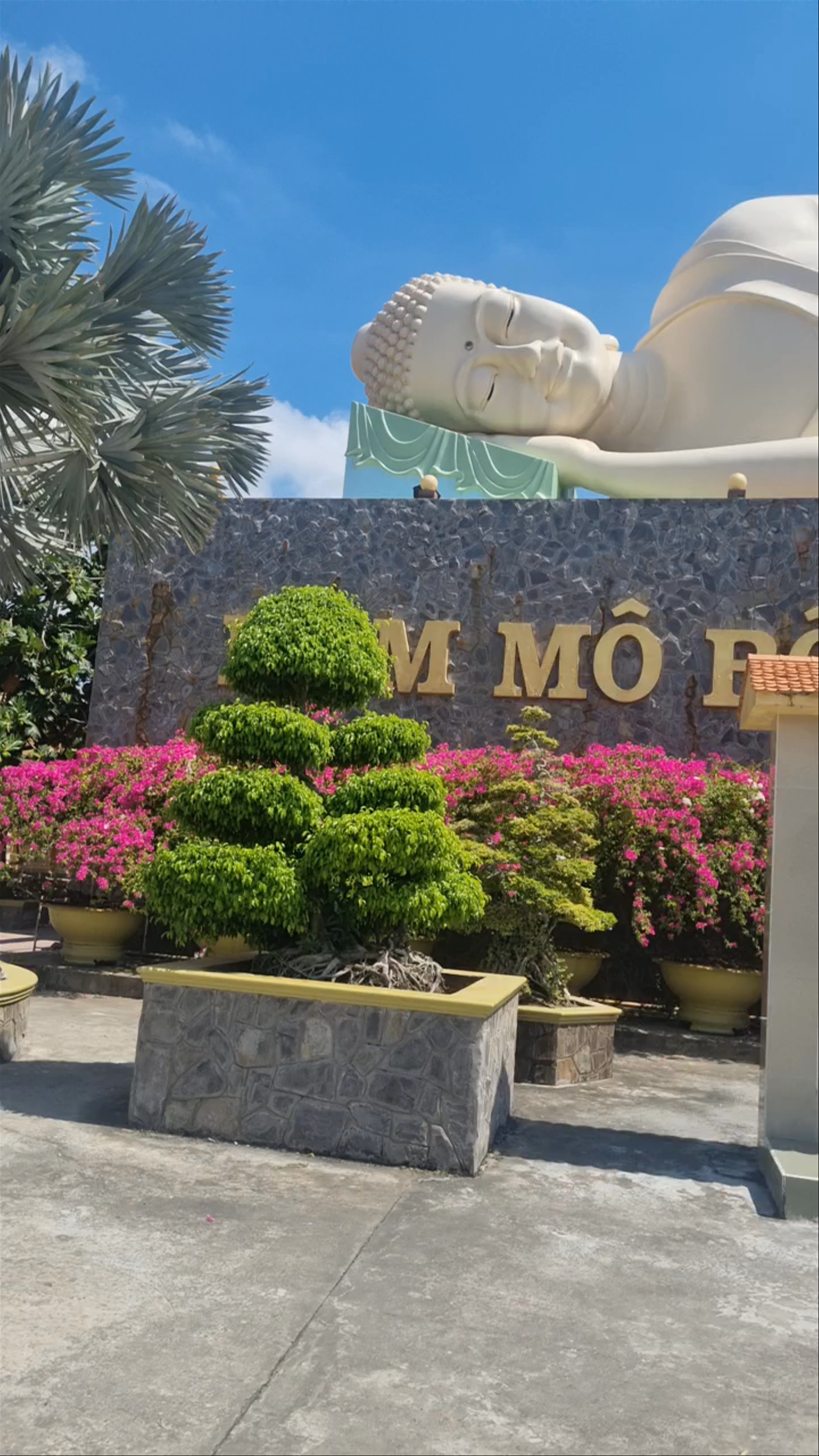 Reclining Buddha statue