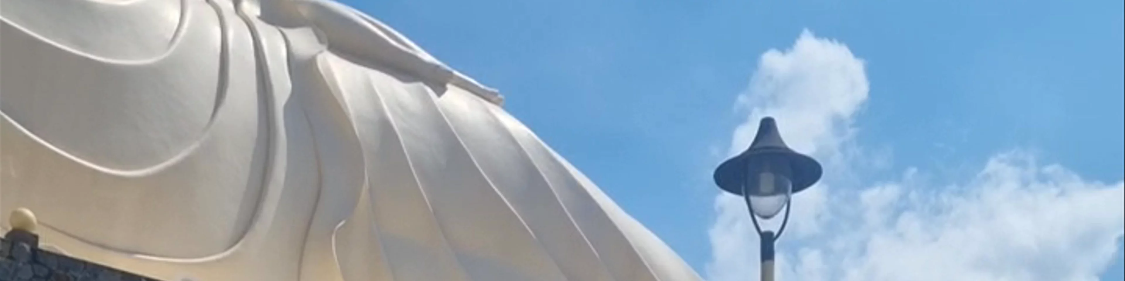 Reclining Buddha statue