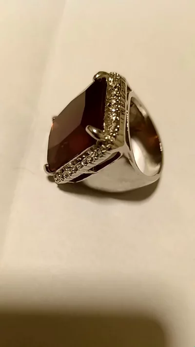 Anello vintage con grande pietra Color Ambra e contorno di strass 