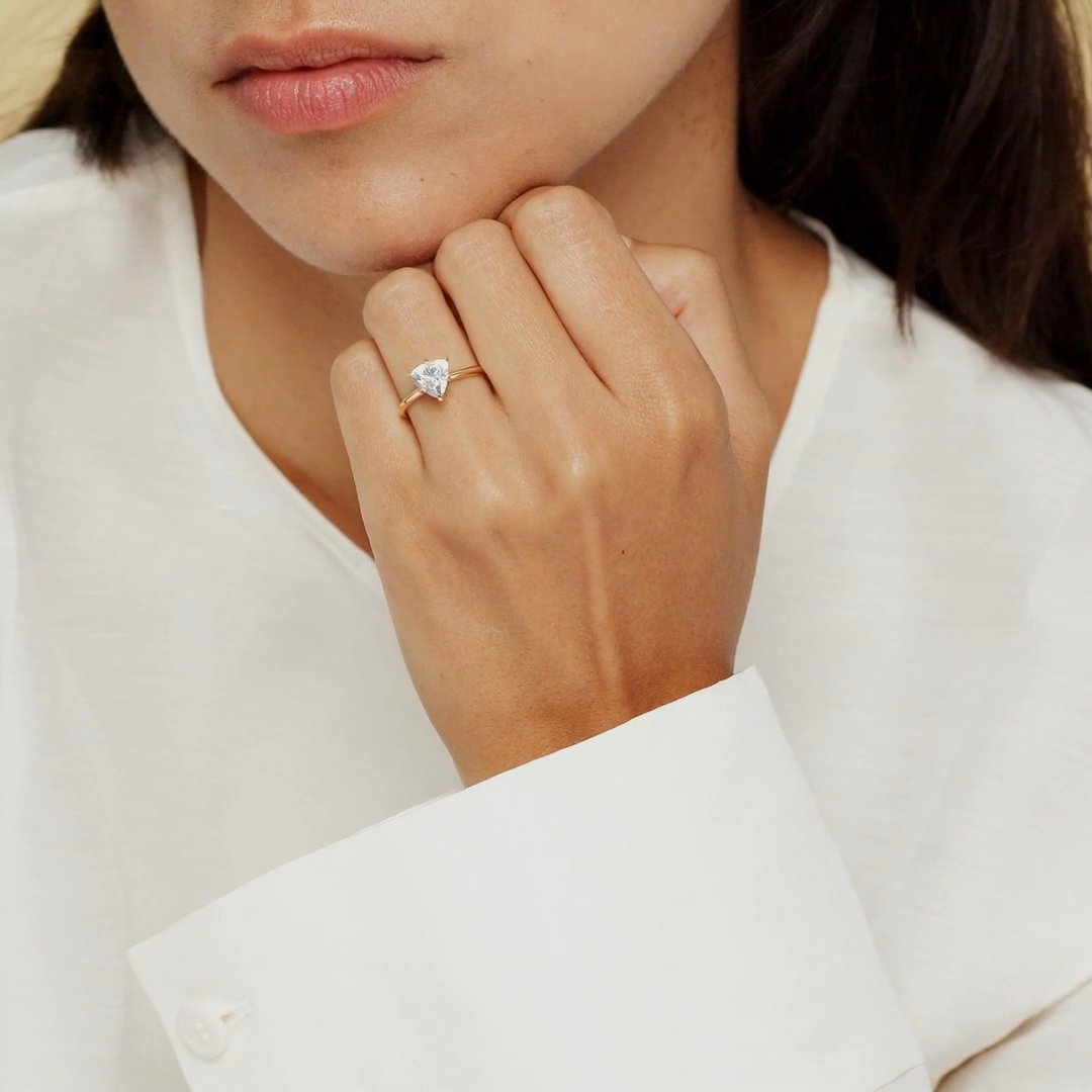 Knife-Edge | Trillant | 18k | Gelbgold | bandAccent: Ohne Pavé-Besatz | hiddenHalo: no | diamondOrientation: vertical | caratWeight: other