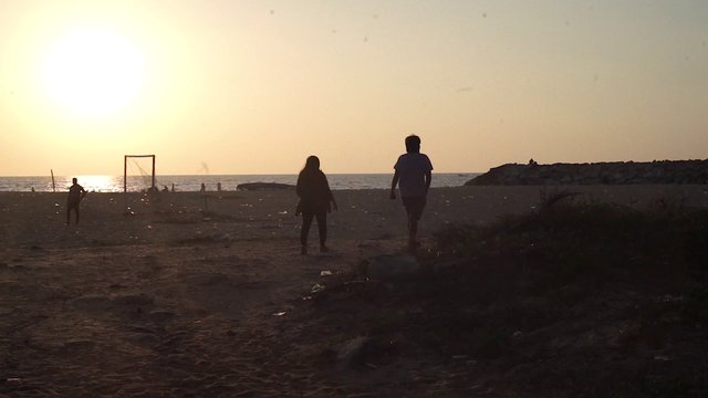 Caminando por una playa en India