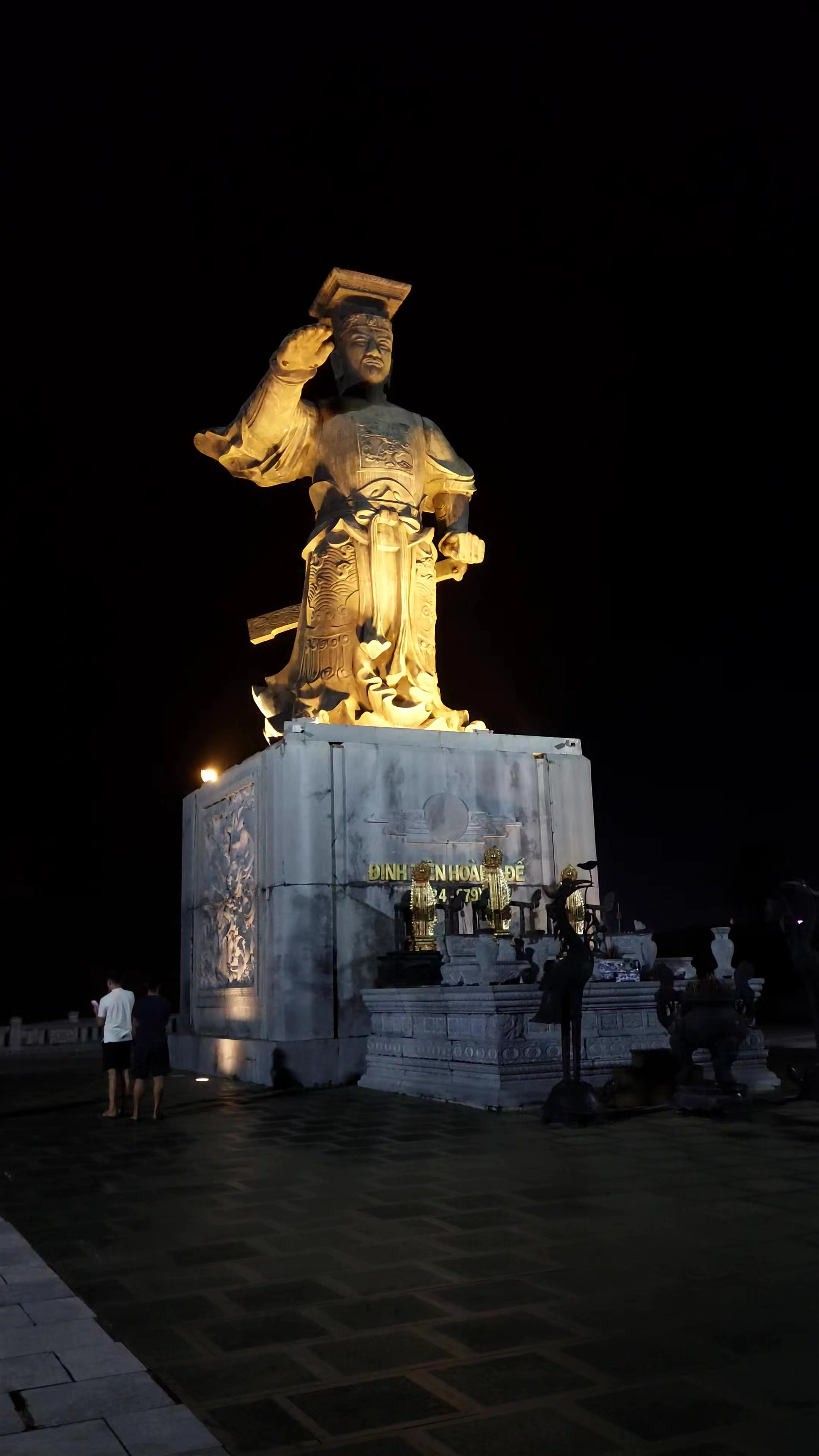 Tượng đài Đinh Tiên Hoàng