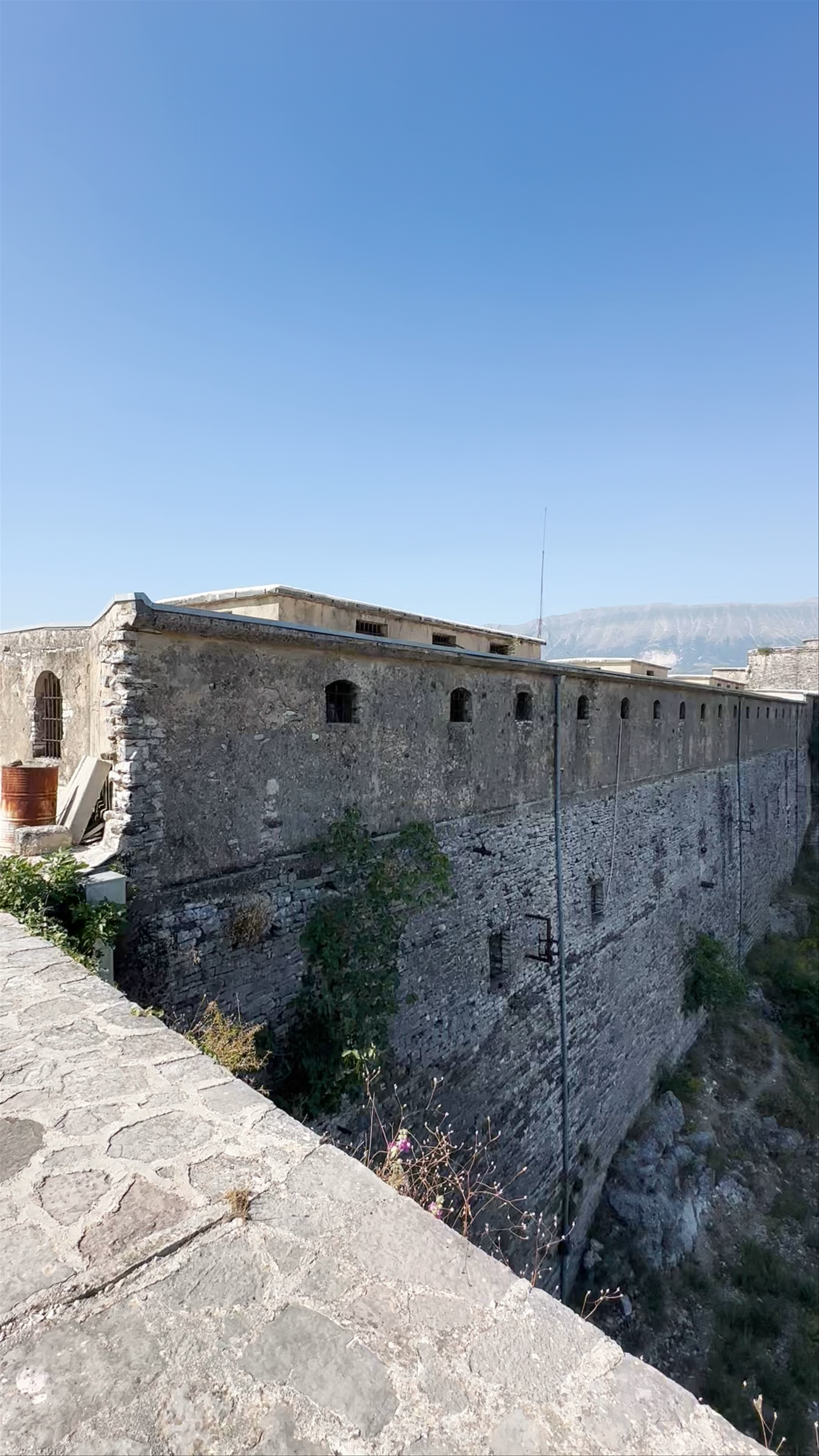 Castillo de Gjirokastra: Majestic Fortress Overlooking Albanian Landscapes