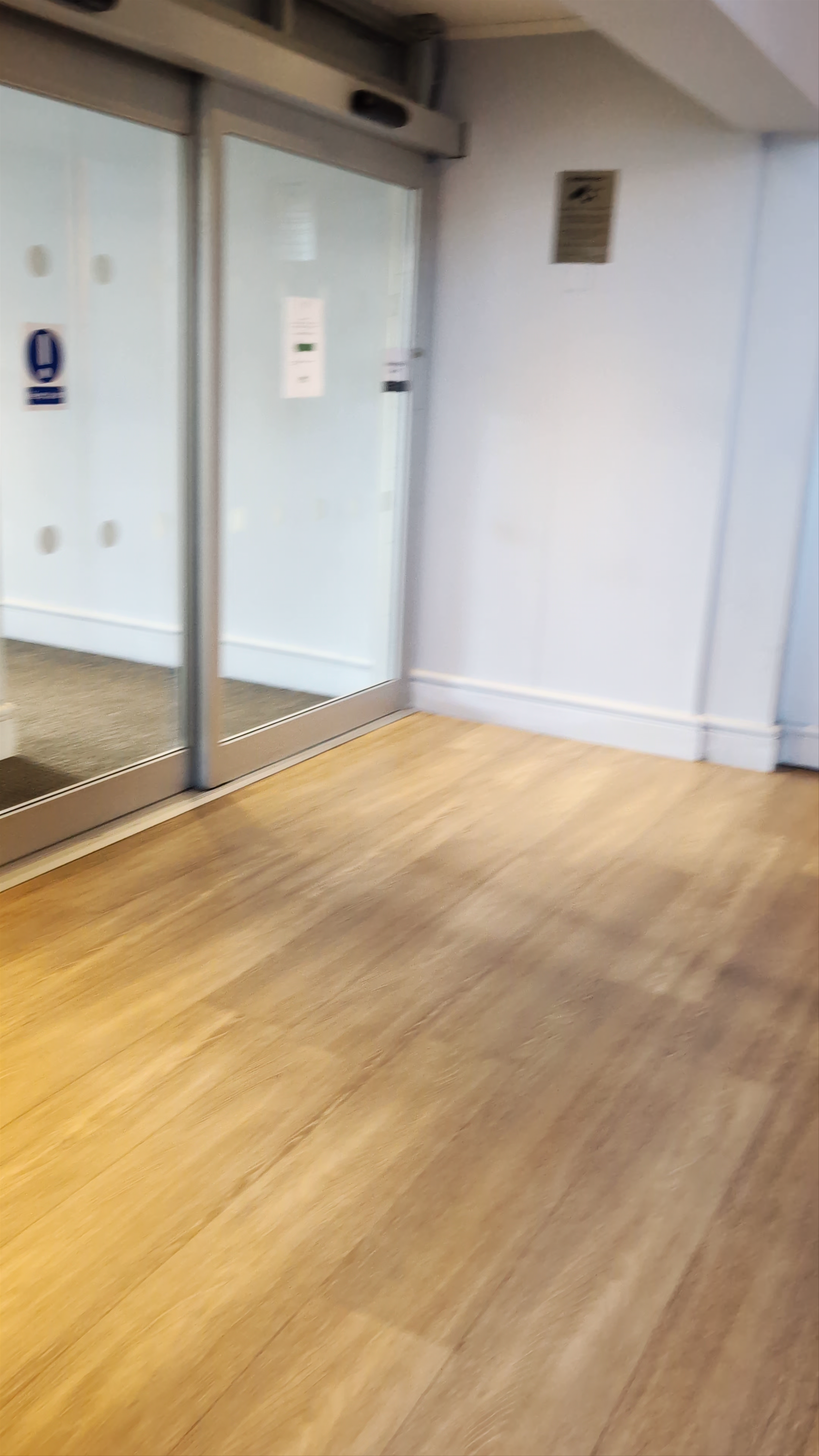 Inside Thistle Express Hotel London Luton: Calm and Contemporary Lobby Tour