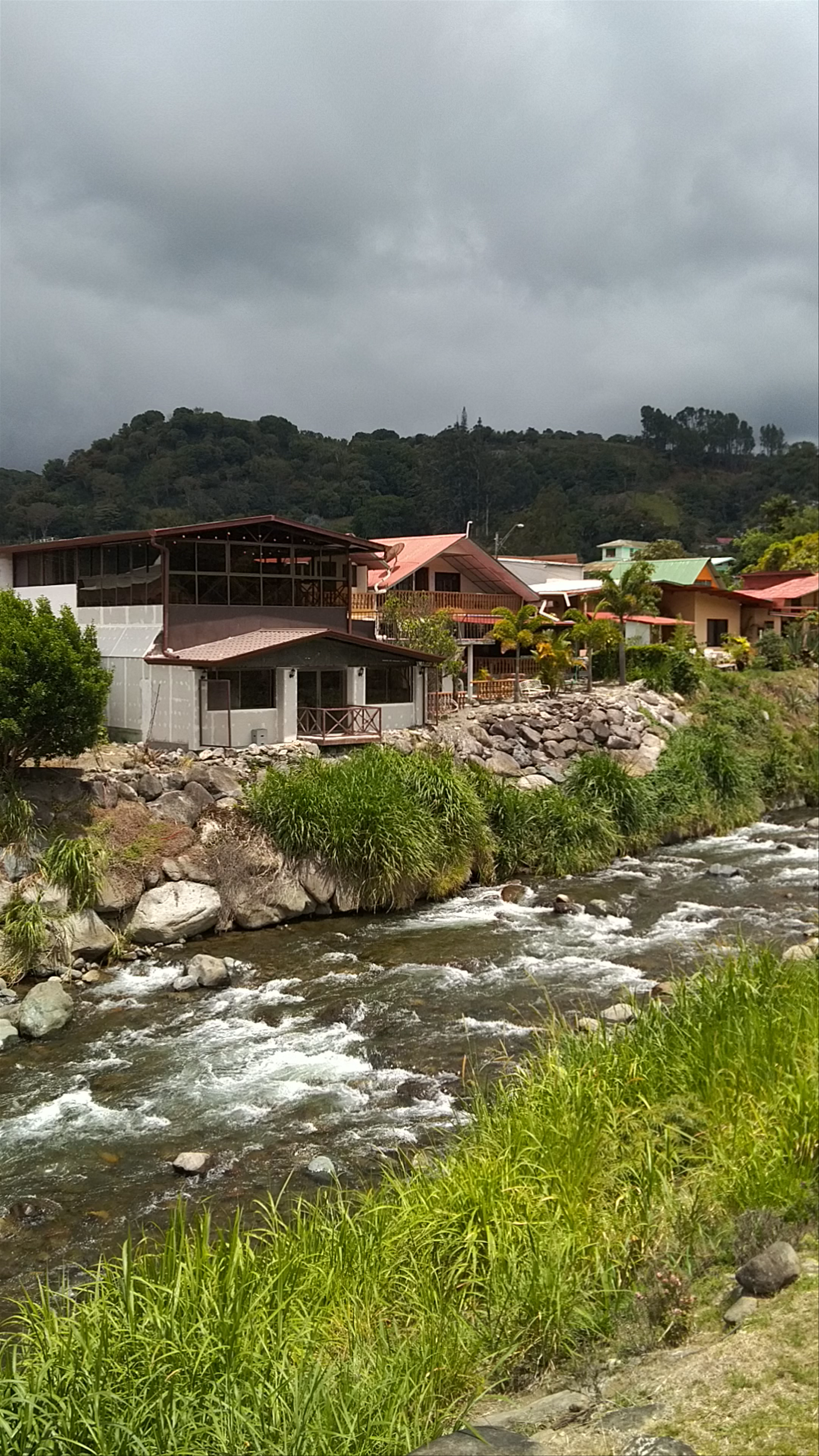 Puente Sobre El Rio Caldera
