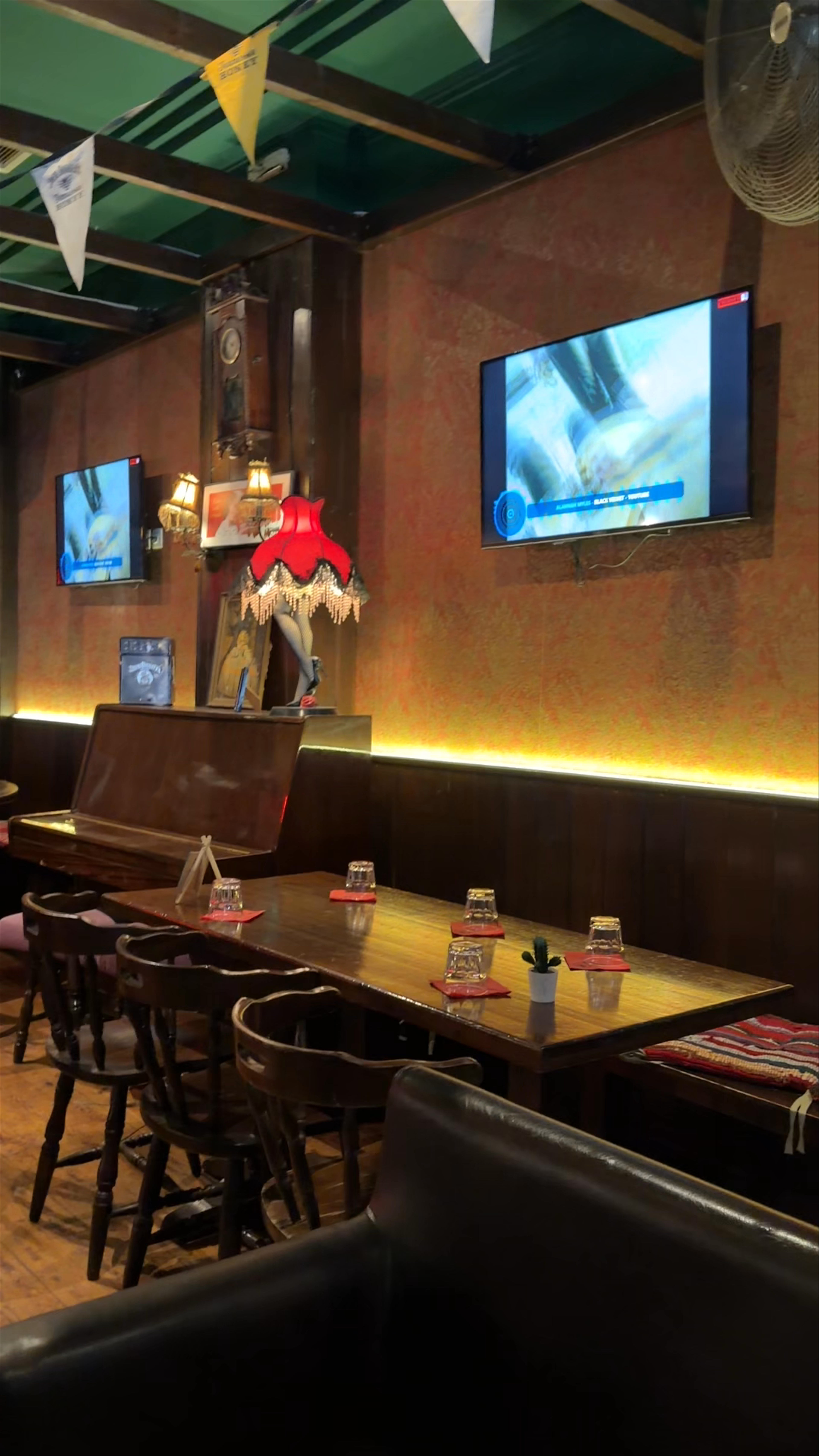 Saloon Crazy Horse