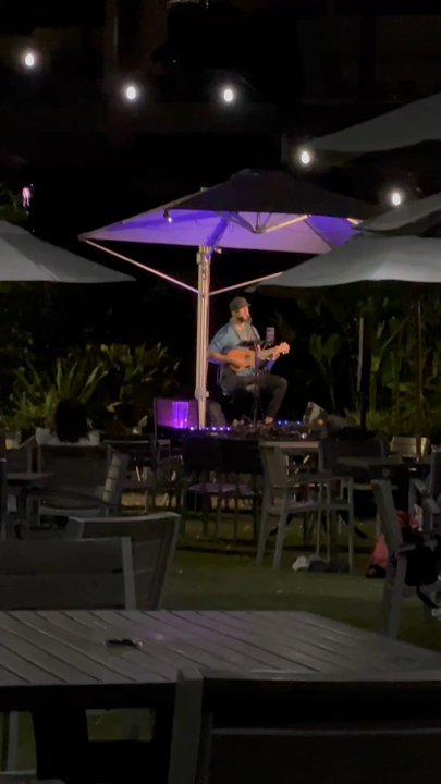 Barefoot Bar - Live music performance 8/5/2025 by IG:Kaimihananoeau - Cocktail Bars Near Me - Honolulu, Hawaii