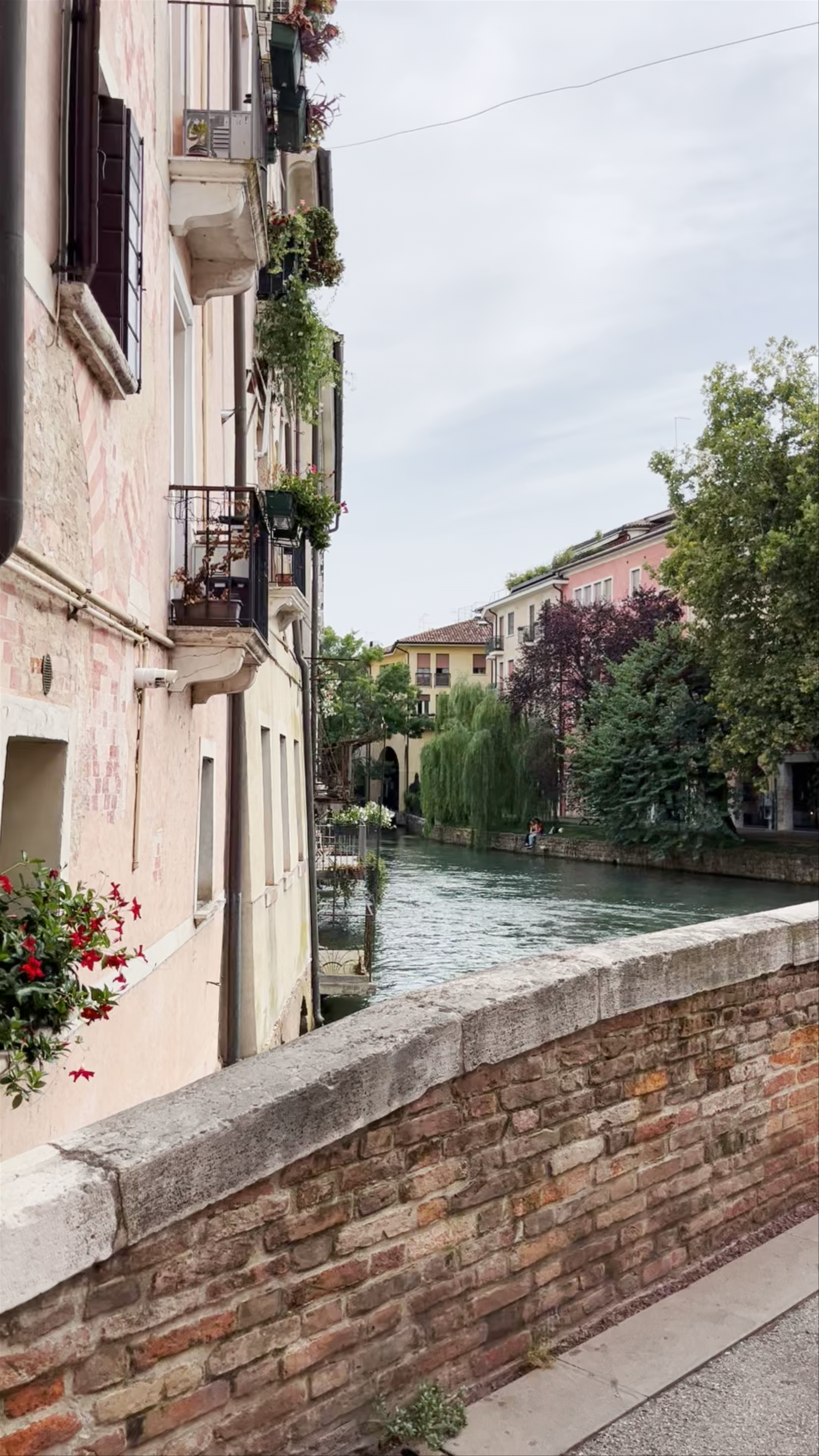 Ponte San Francesco: Serene Canal Walk in Treviso, Italy