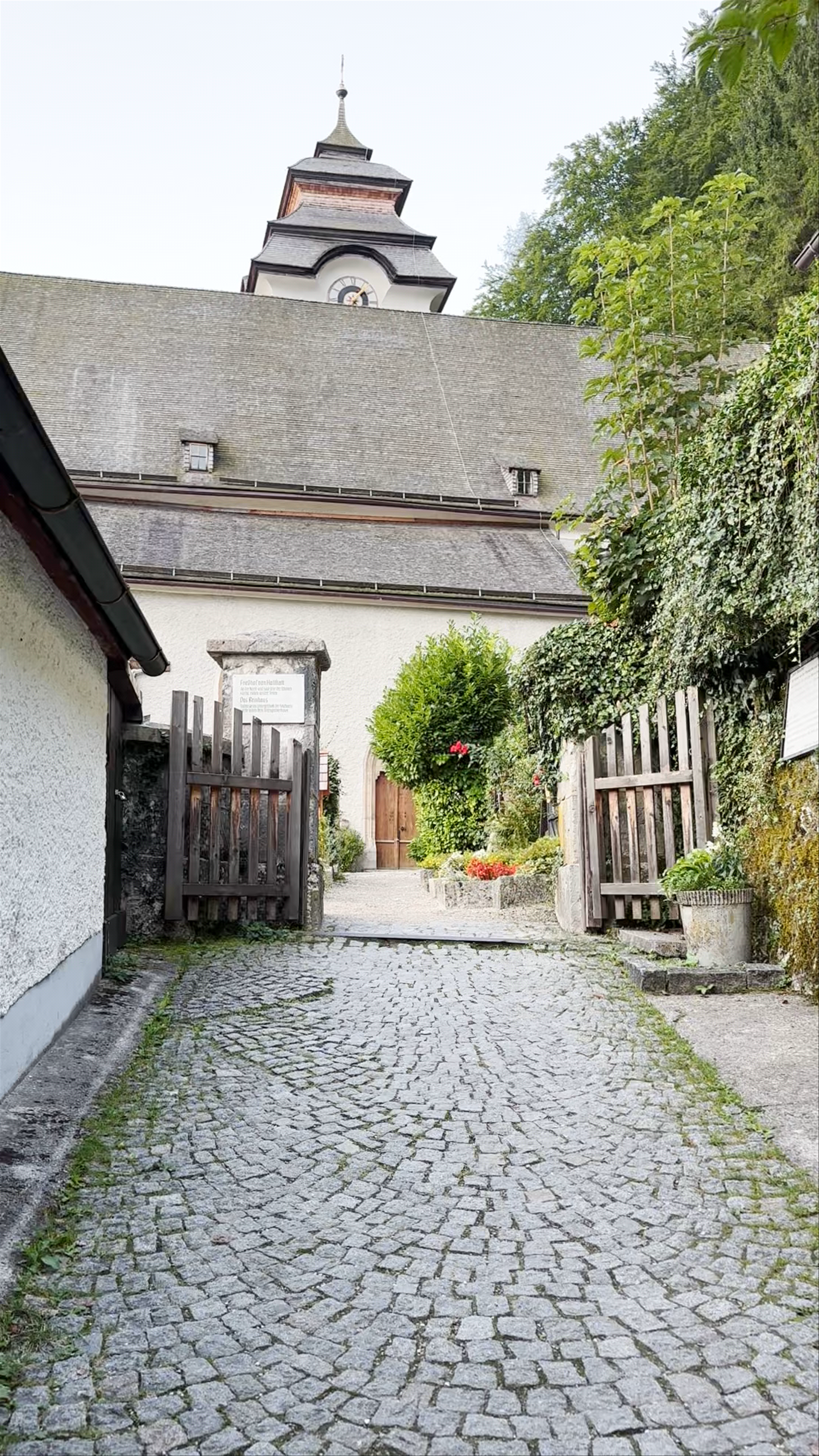 Pfarrkirche Mariä Himmelfahrt: A Serene Heritage Landmark in Hallstatt, Austria