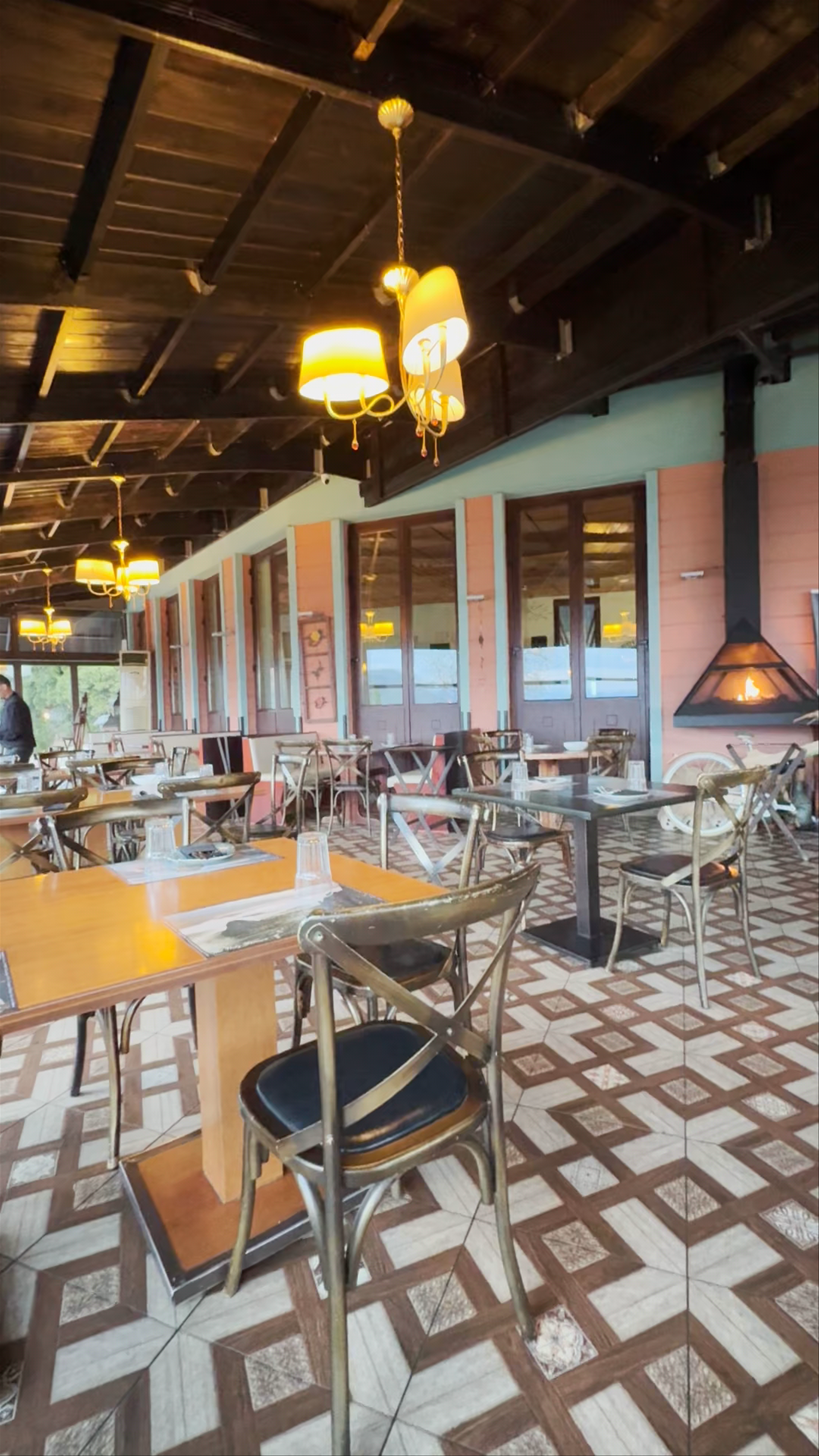Meteoron Panorama: Dining with a Majestic View in Kalampaka, Greece