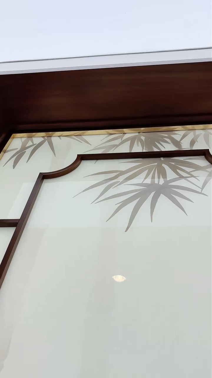 Beautiful-bespoke-glass-swing-door-design.