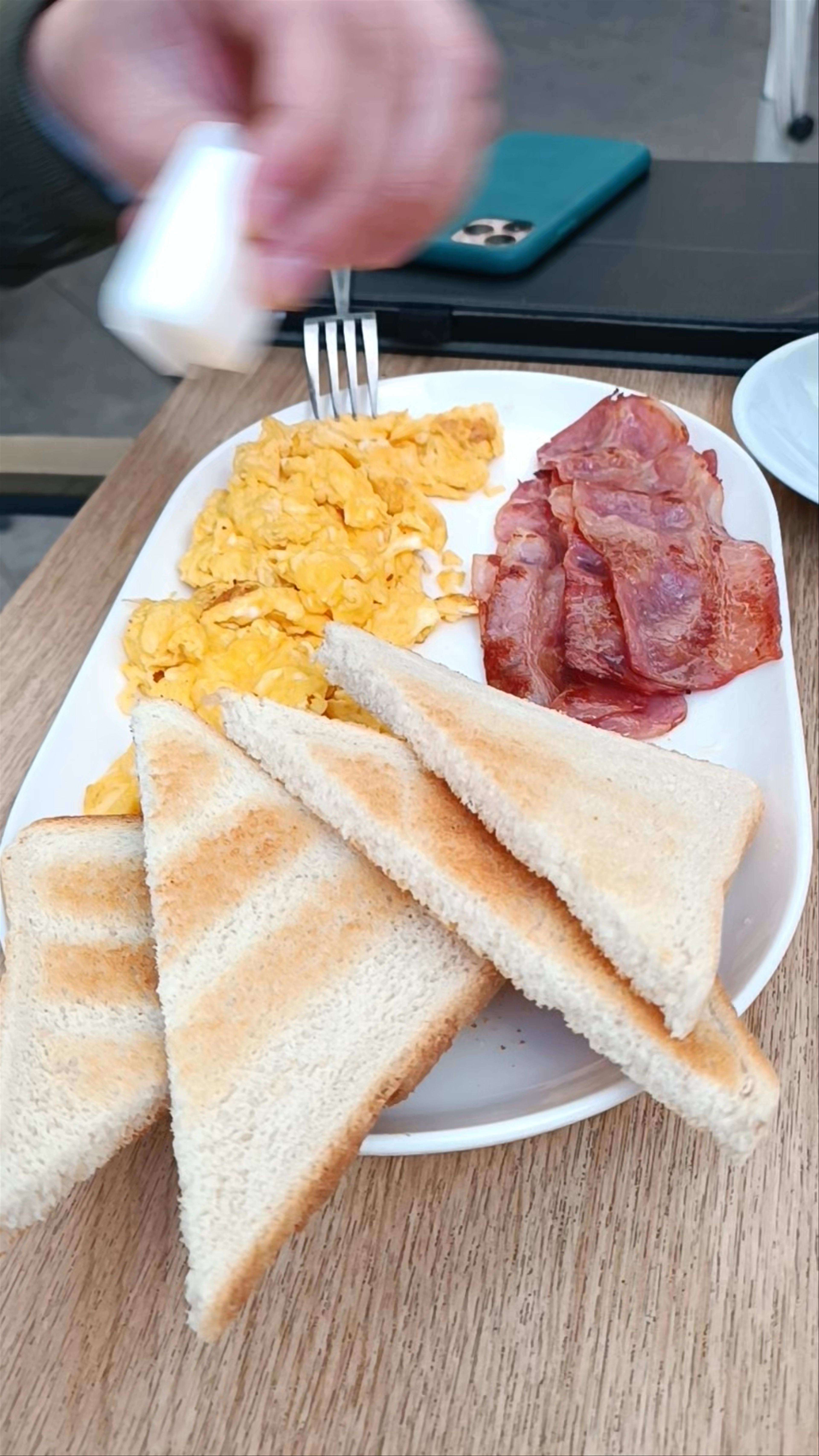 Authentic Alicante Breakfast & Terrace Vibes at IRUÑA BAR