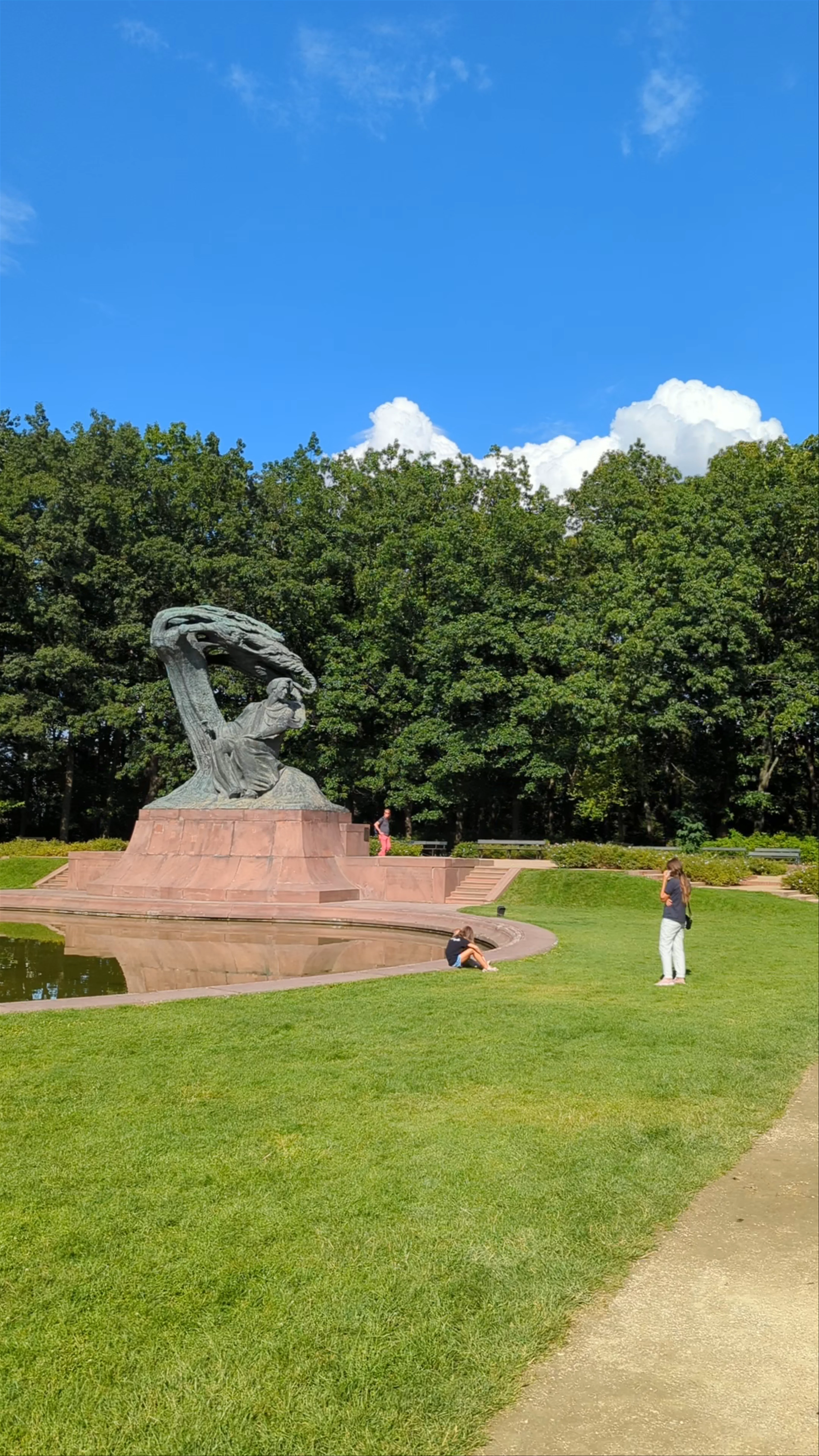 Chopin Monument, Ujazdów Avenue