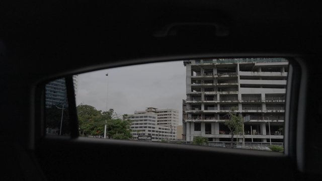 Una vista de un callejón en la Ciudad de Panamá desde la ventana lateral abierta del automóvil