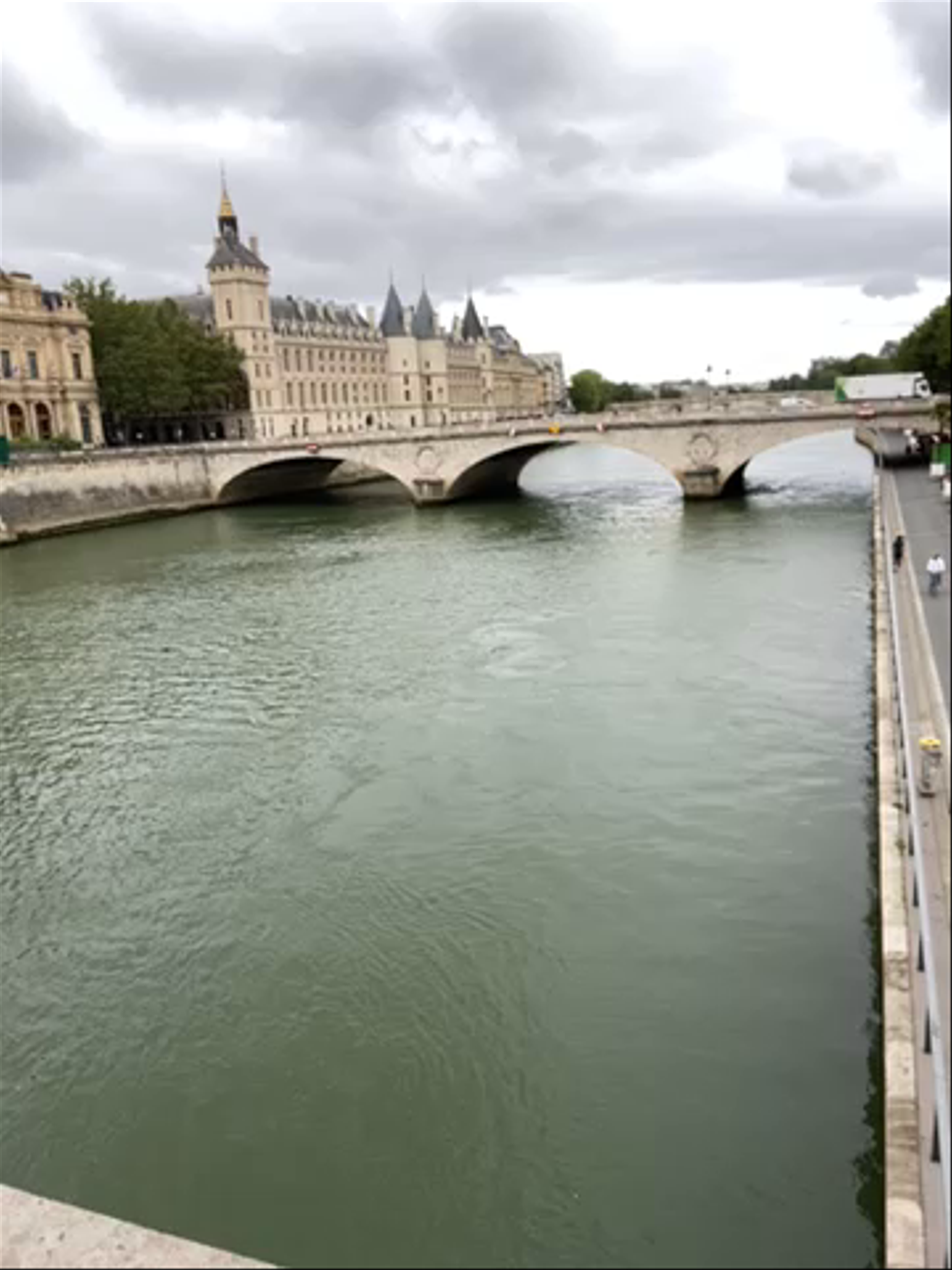 Pont au Change: Paris Riverside Serenity
