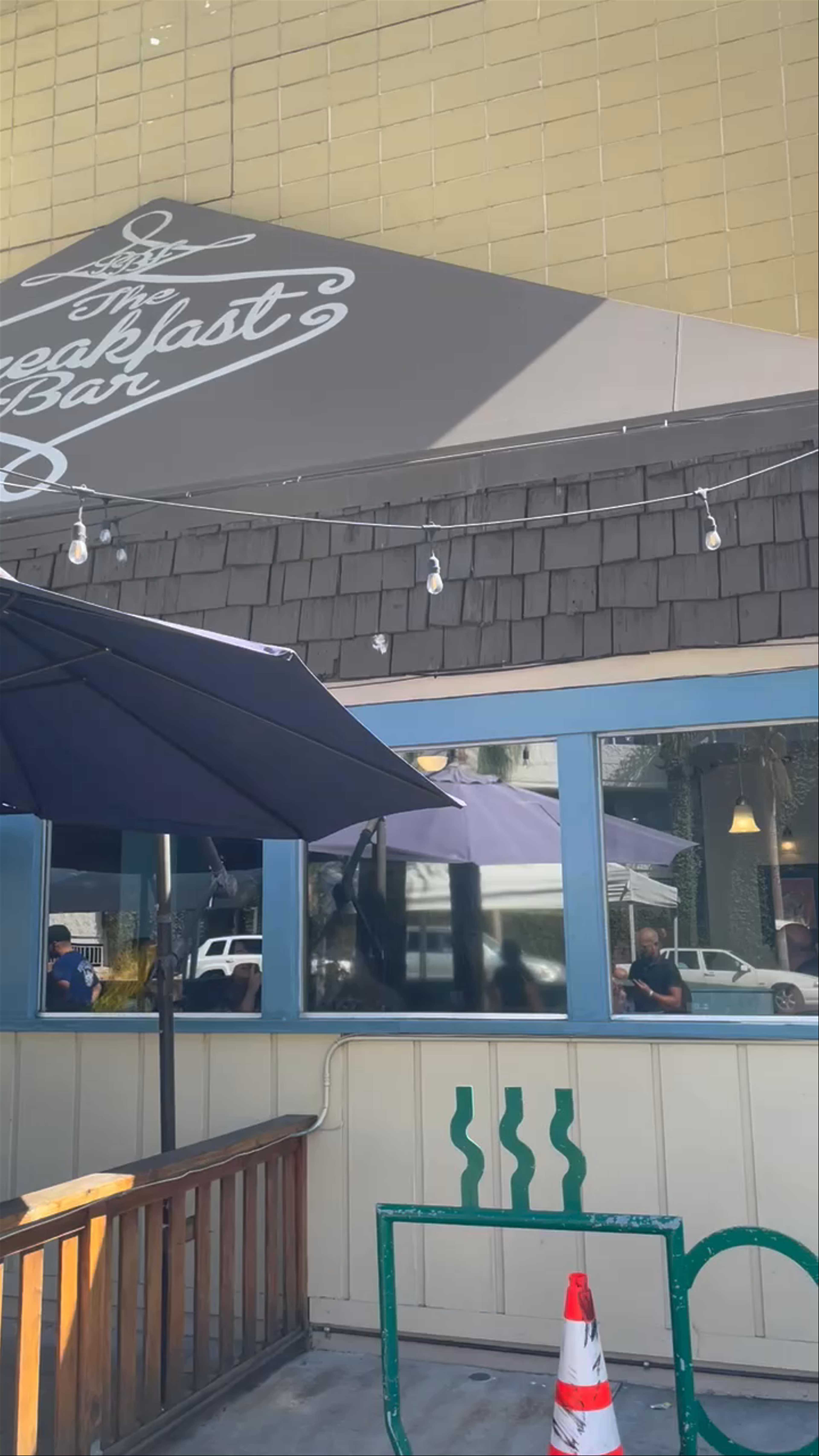 The Breakfast Bar: Lively Outdoor Brunch Spot in Long Beach