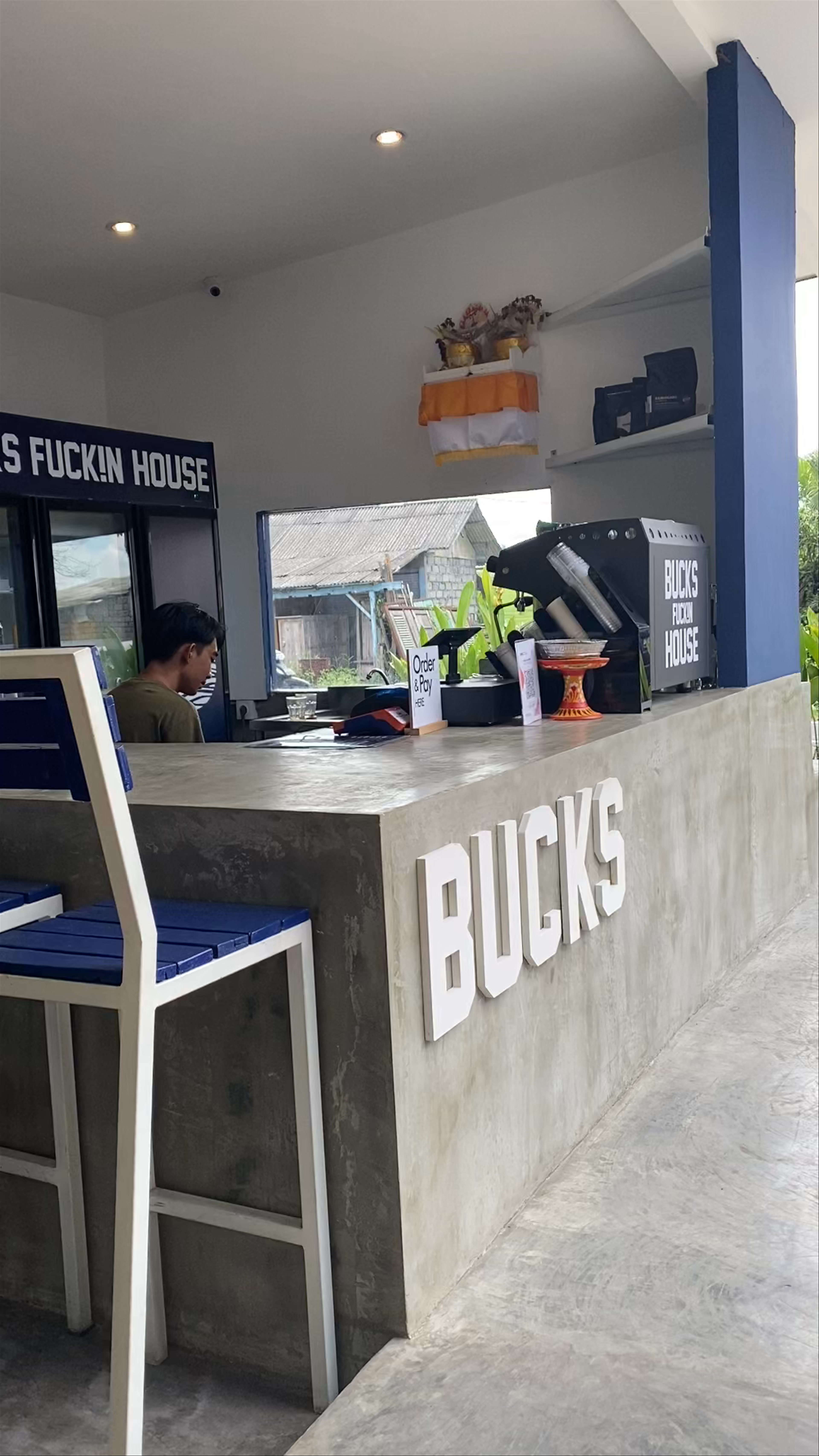 BUCKS CAFE