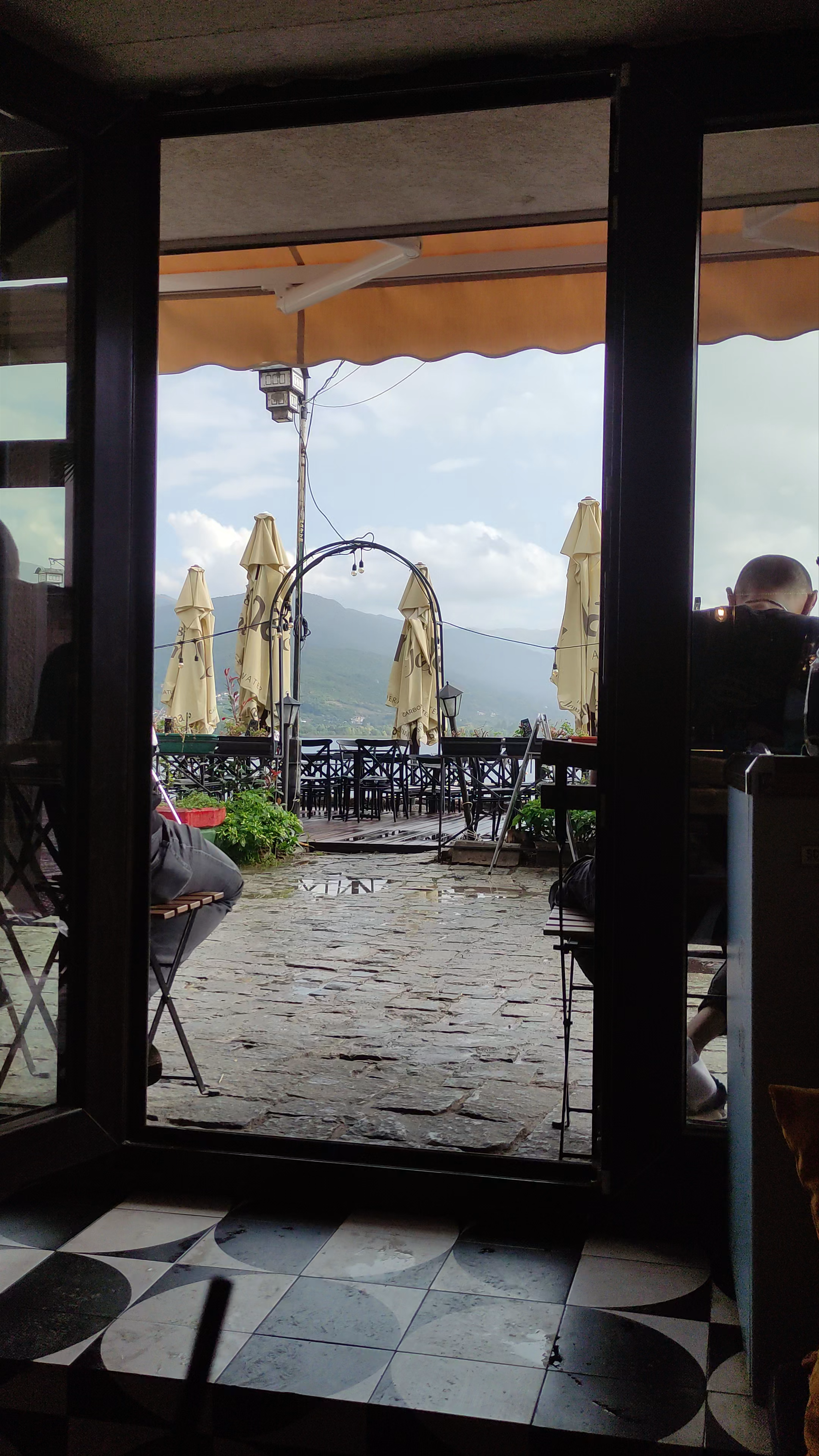 Saraishte Pizza Restaurant: Cozy Lakeside Vibes in Ohrid, North Macedonia