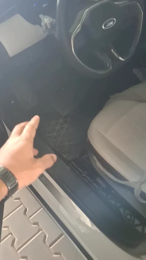 فورد تورس Titanium 2025