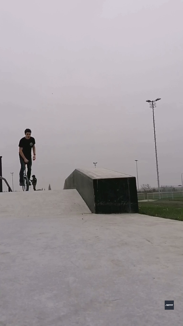 riu submission: Ledge grind to 180 out