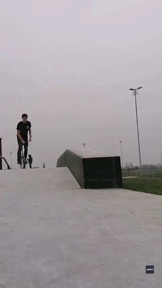 riu submission: Ledge grind to 180 out