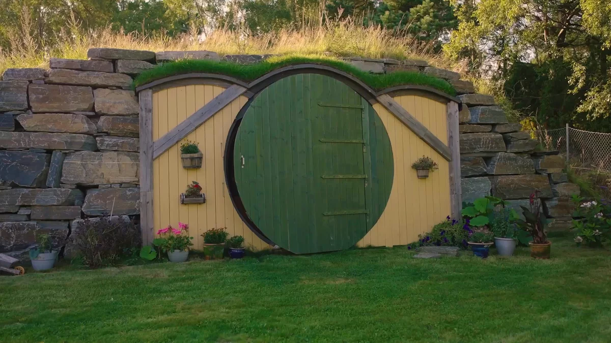 A cabin that looks like a hobbit house.