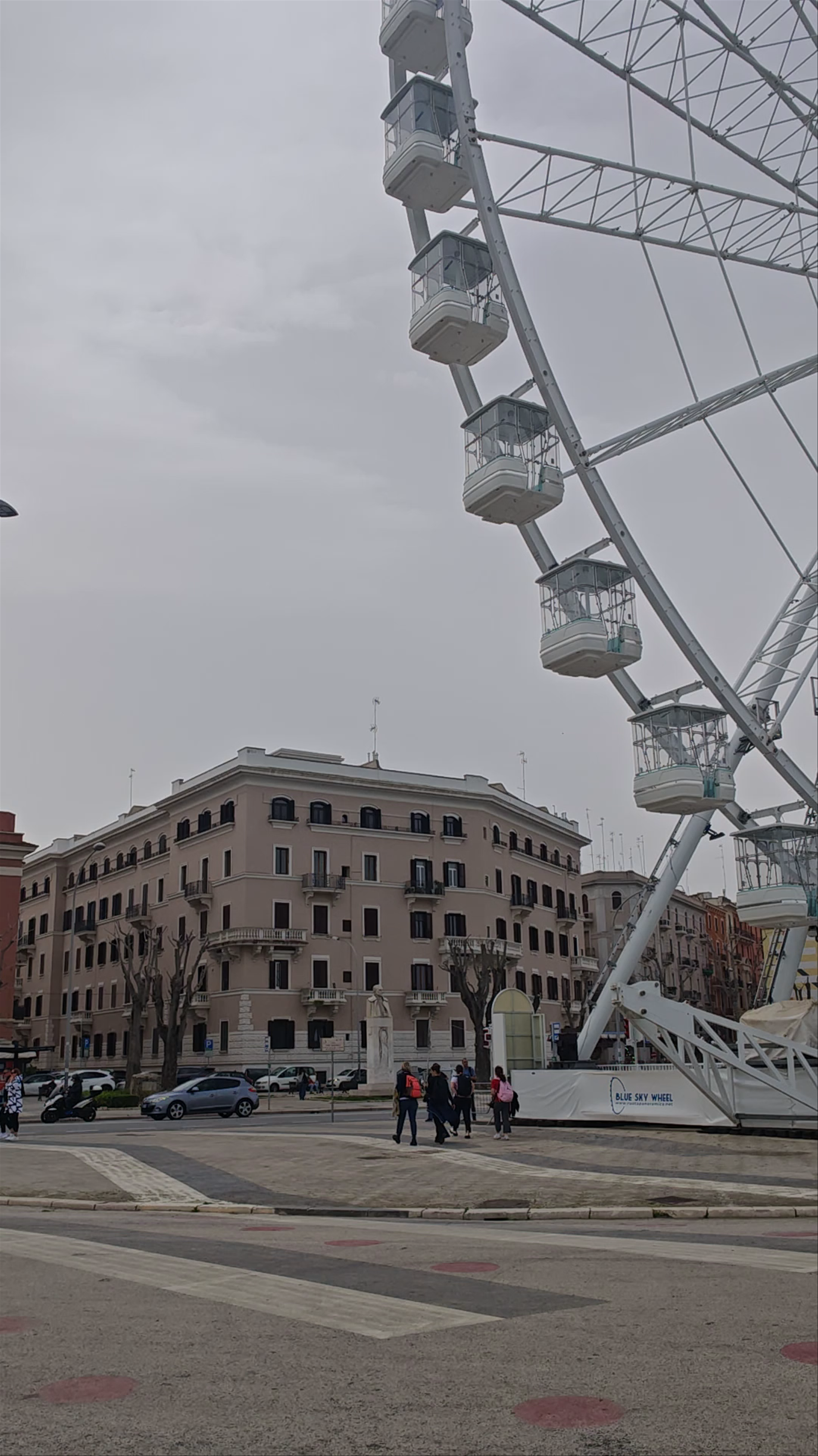 Ruota Panoramica Blue Sky Wheel: Panoramic Views in Bari, Italy