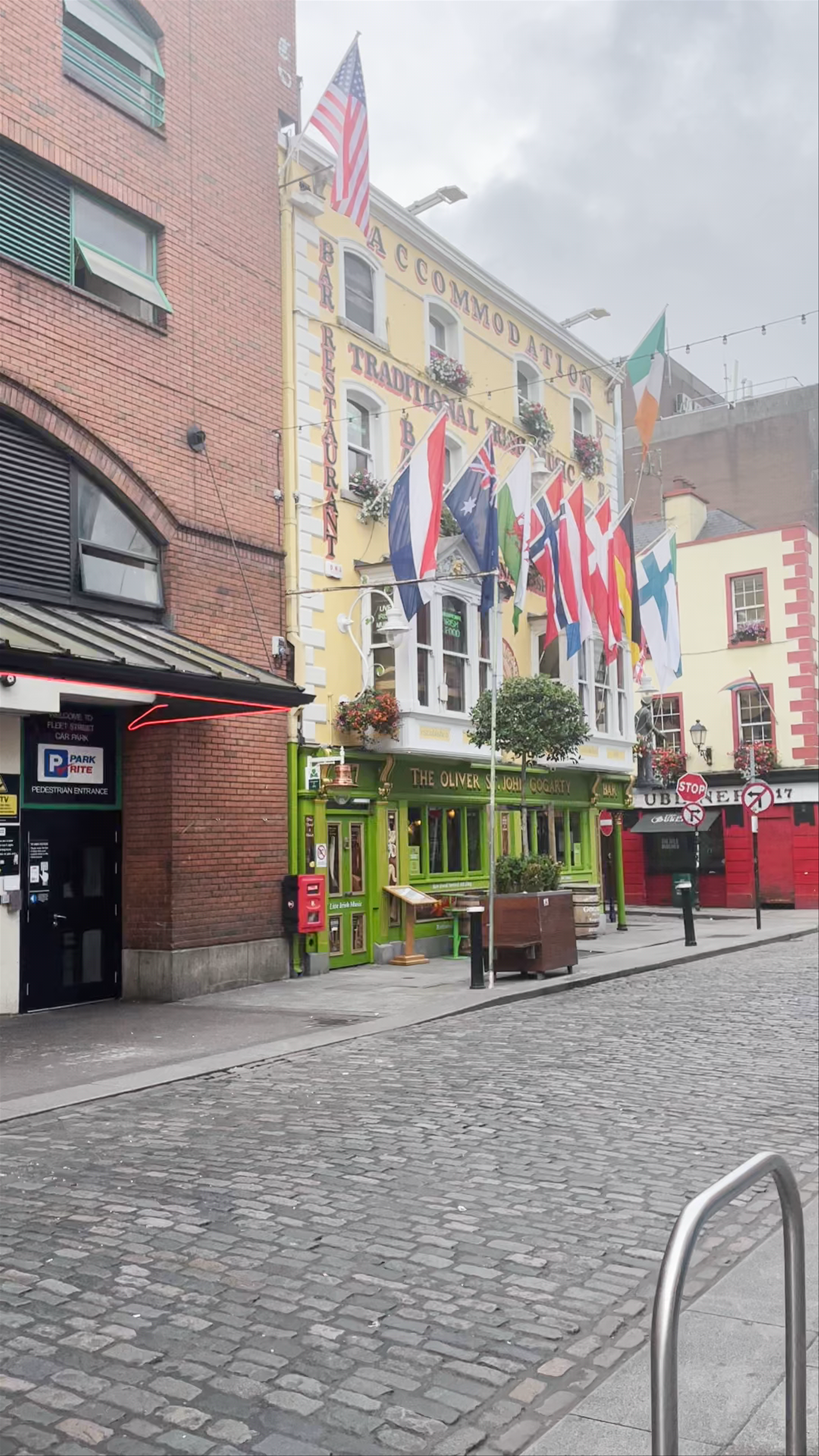 The Oliver St. John Gogarty - Vibrant Traditional Irish Pub in Dublin 2