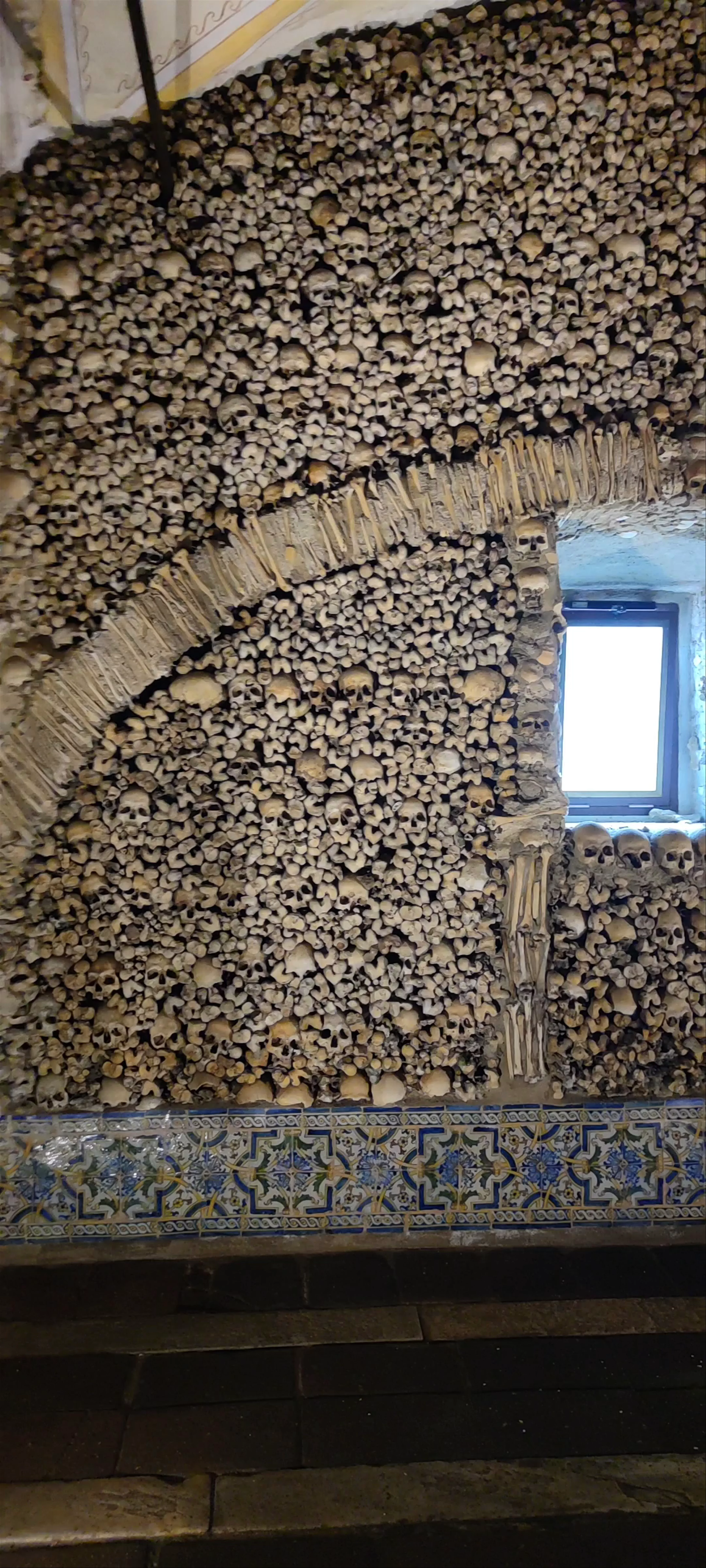 Capela dos Ossos, Praça 1º de Maio
