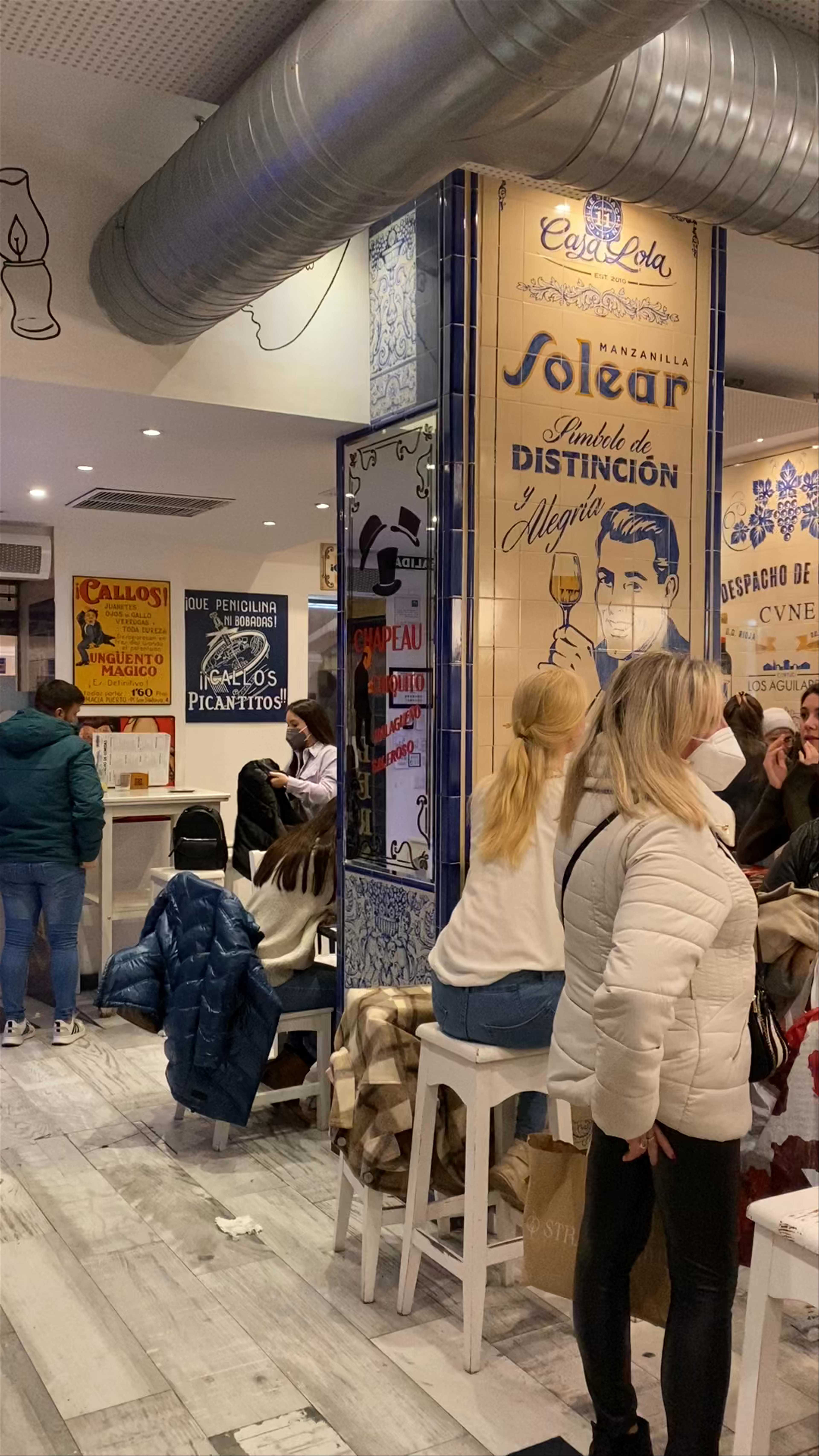 Casa Lola: Vibrant Tapas & Sociable Vibes in Málaga