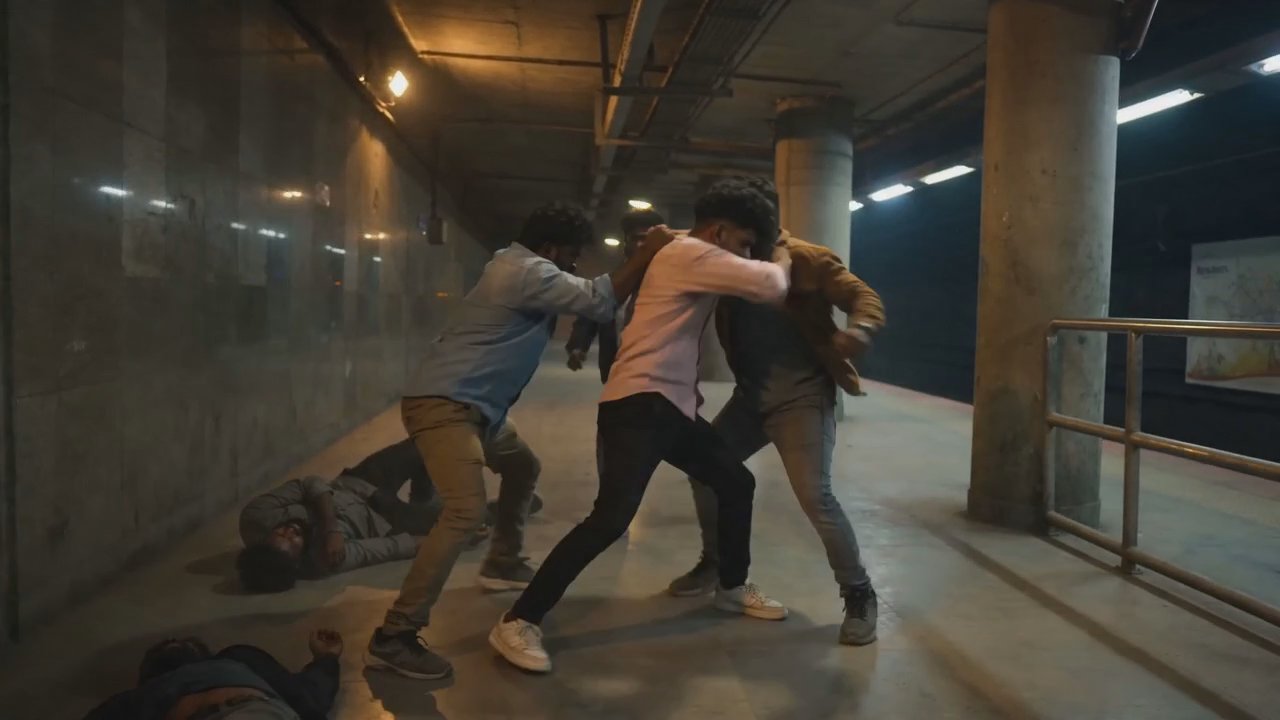 Silent Man vs 4 Attackers 🔥 | Metro Fight Sequence