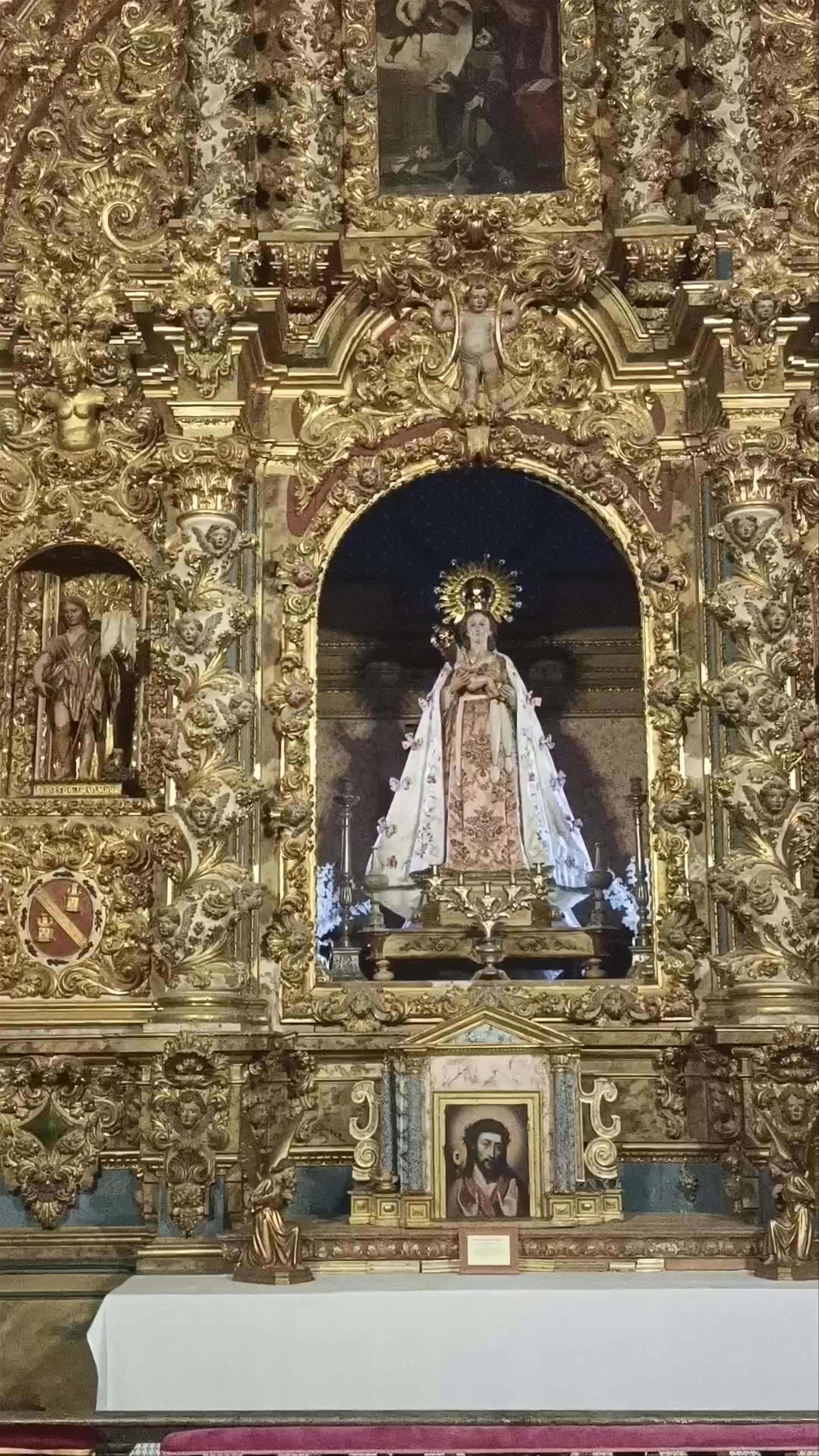 Iglesia de Santiago Apóstol: Baroque Splendor in Liétor, Spain
