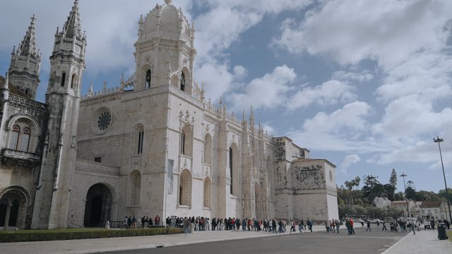 A group of people on an excursion to the Jeronimos Monastery