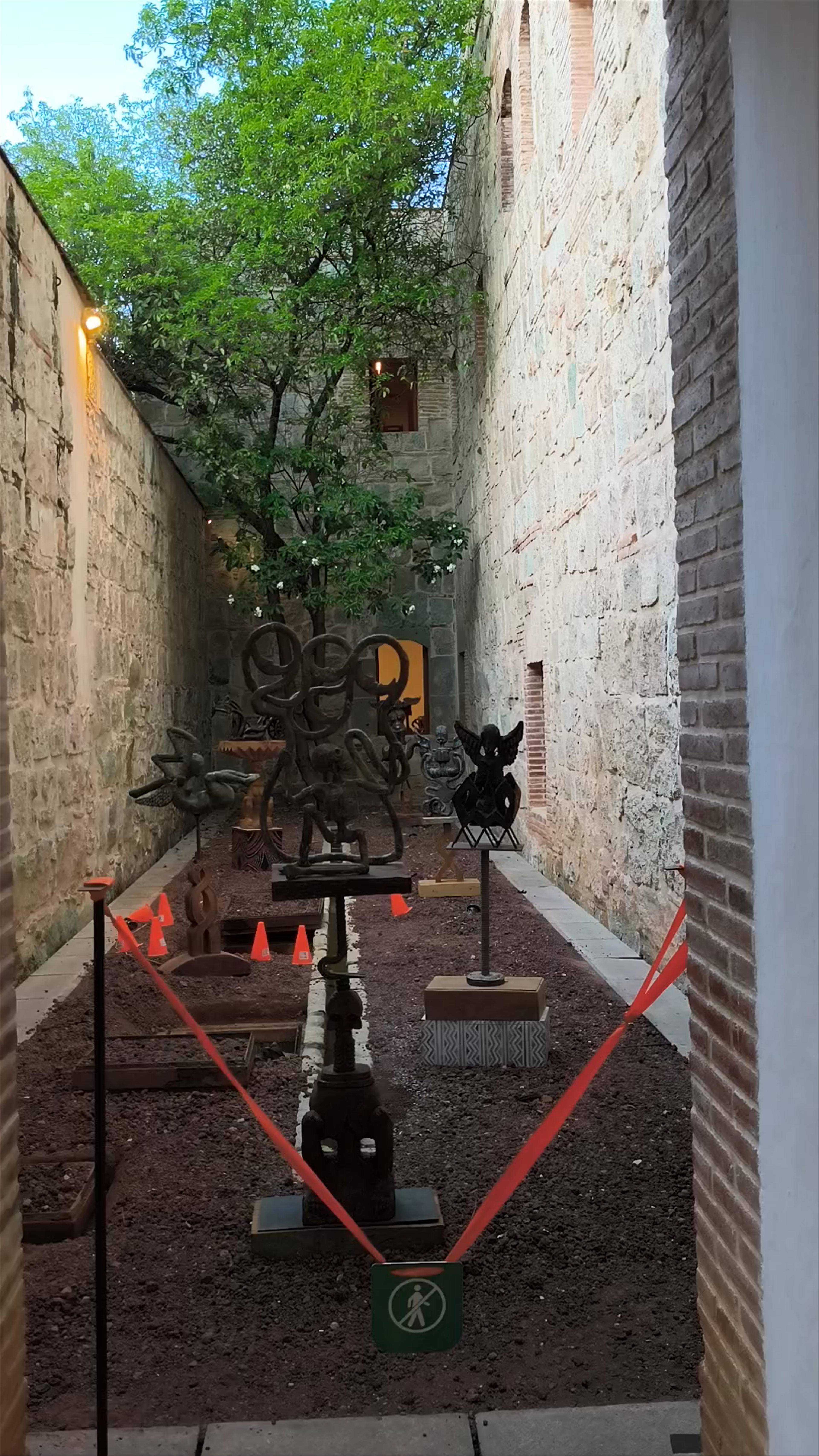 Exploring Plaza de los Paraguas: Hidden Artistic Treasures in Oaxaca