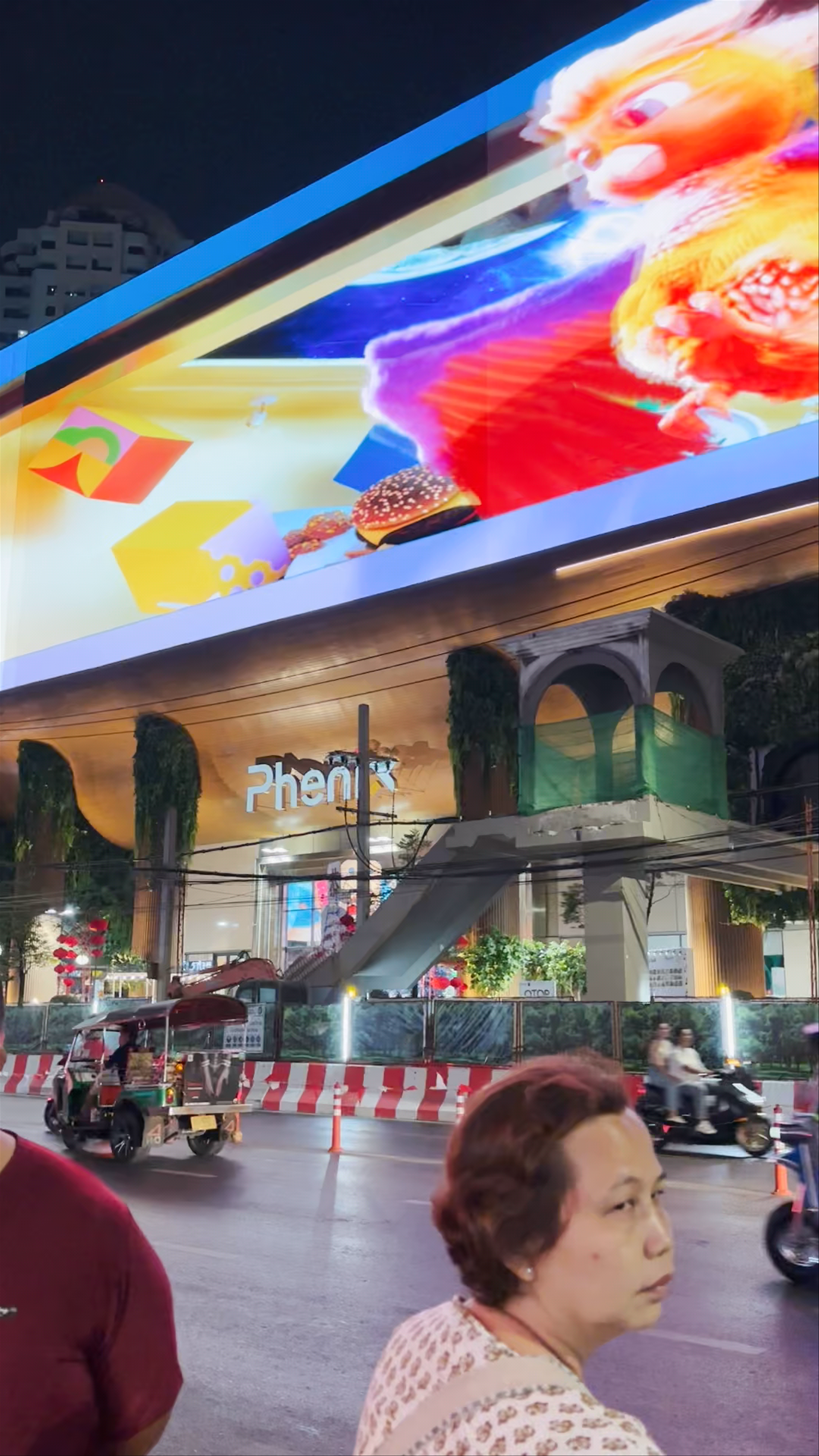 Vibrant Nightlife at PHENIX Pratunam, Bangkok