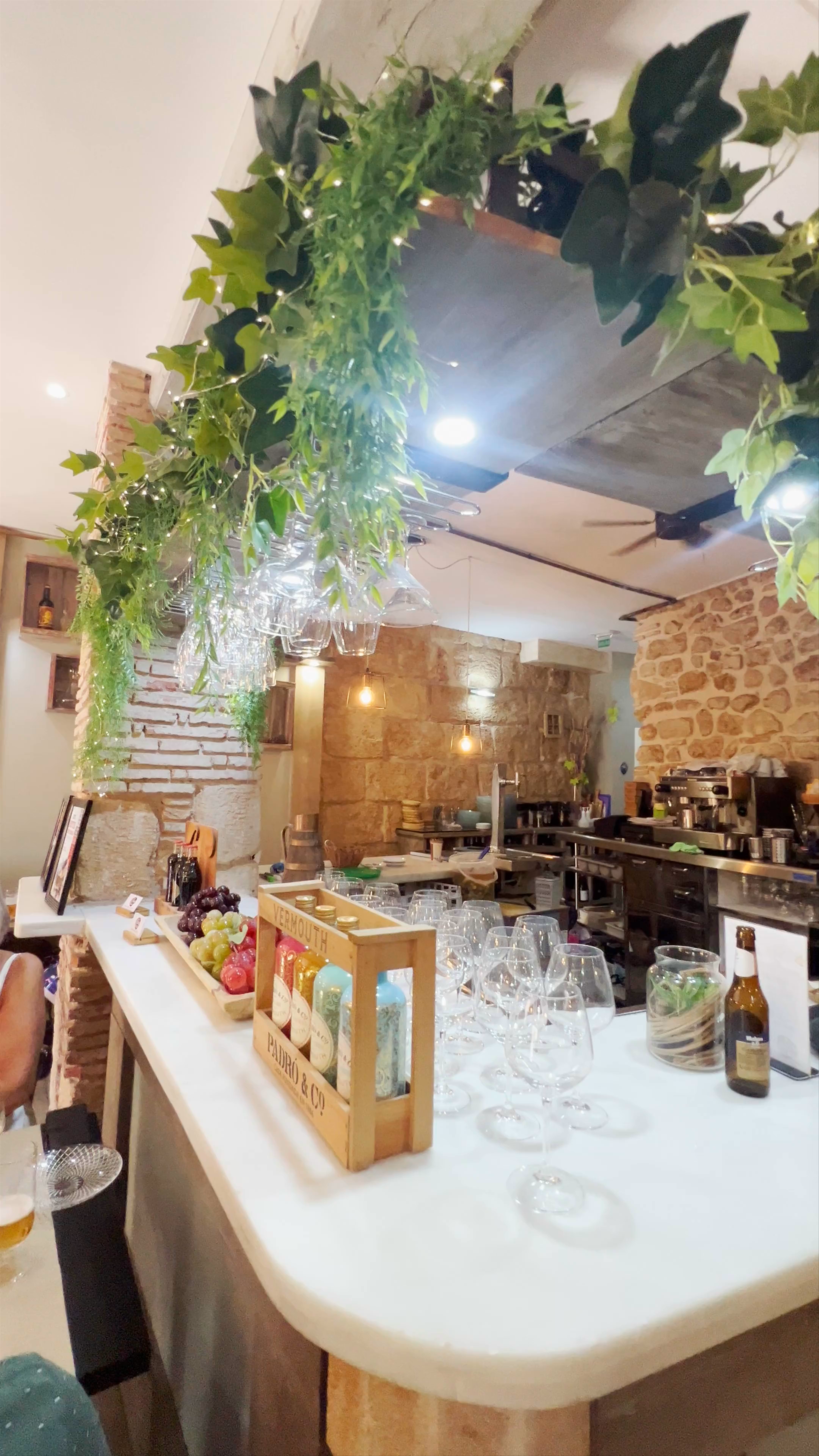 La Cova Tallá: Cozy Wine Bar Ambiance in Dénia, Spain