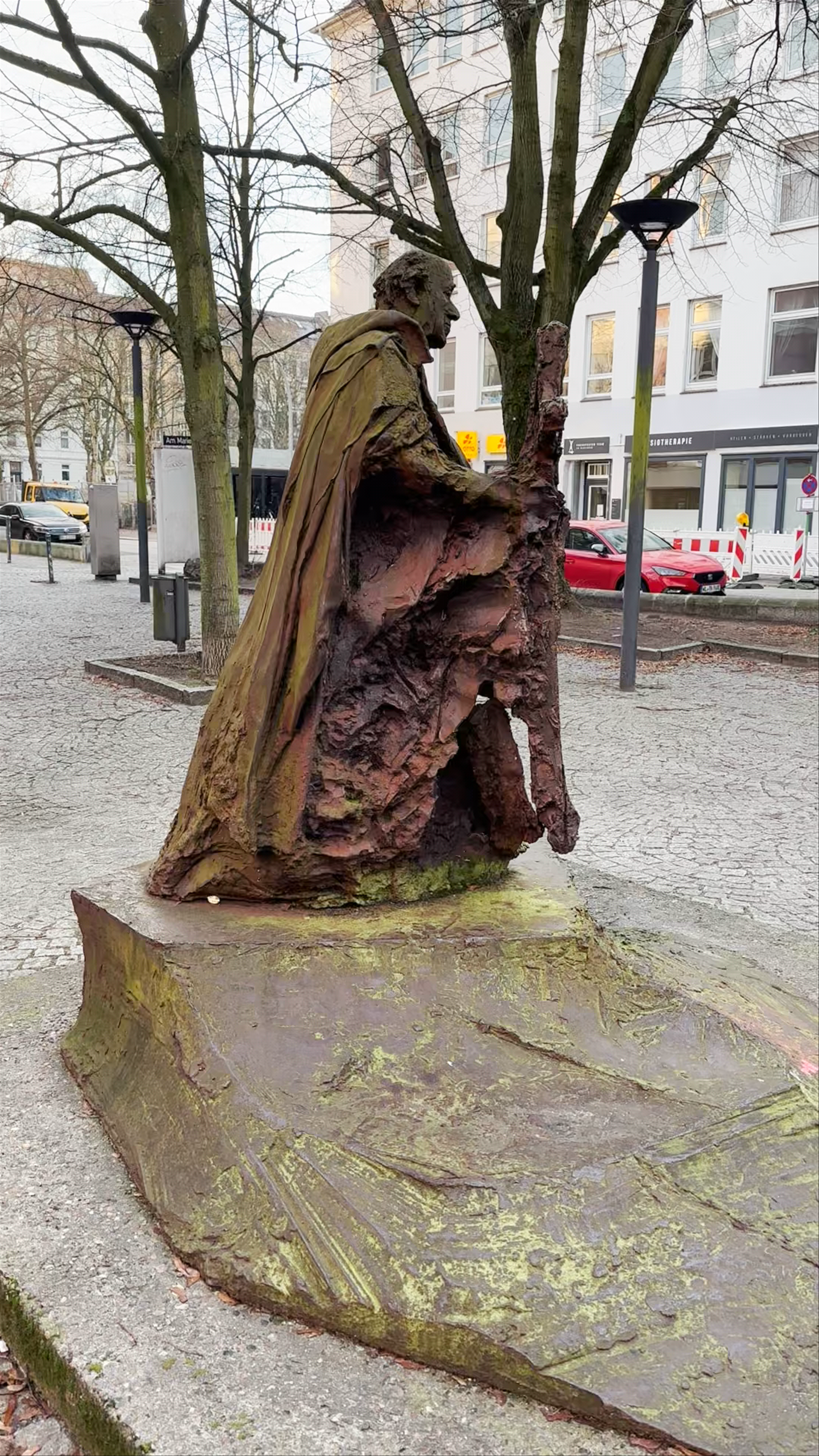 Domplatz Statue Walk: Historic Sculpture Tour in Hamburg