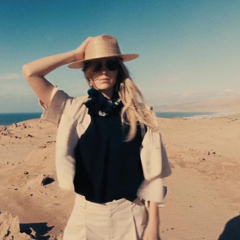 Video of woman's hat flying off from the wind
