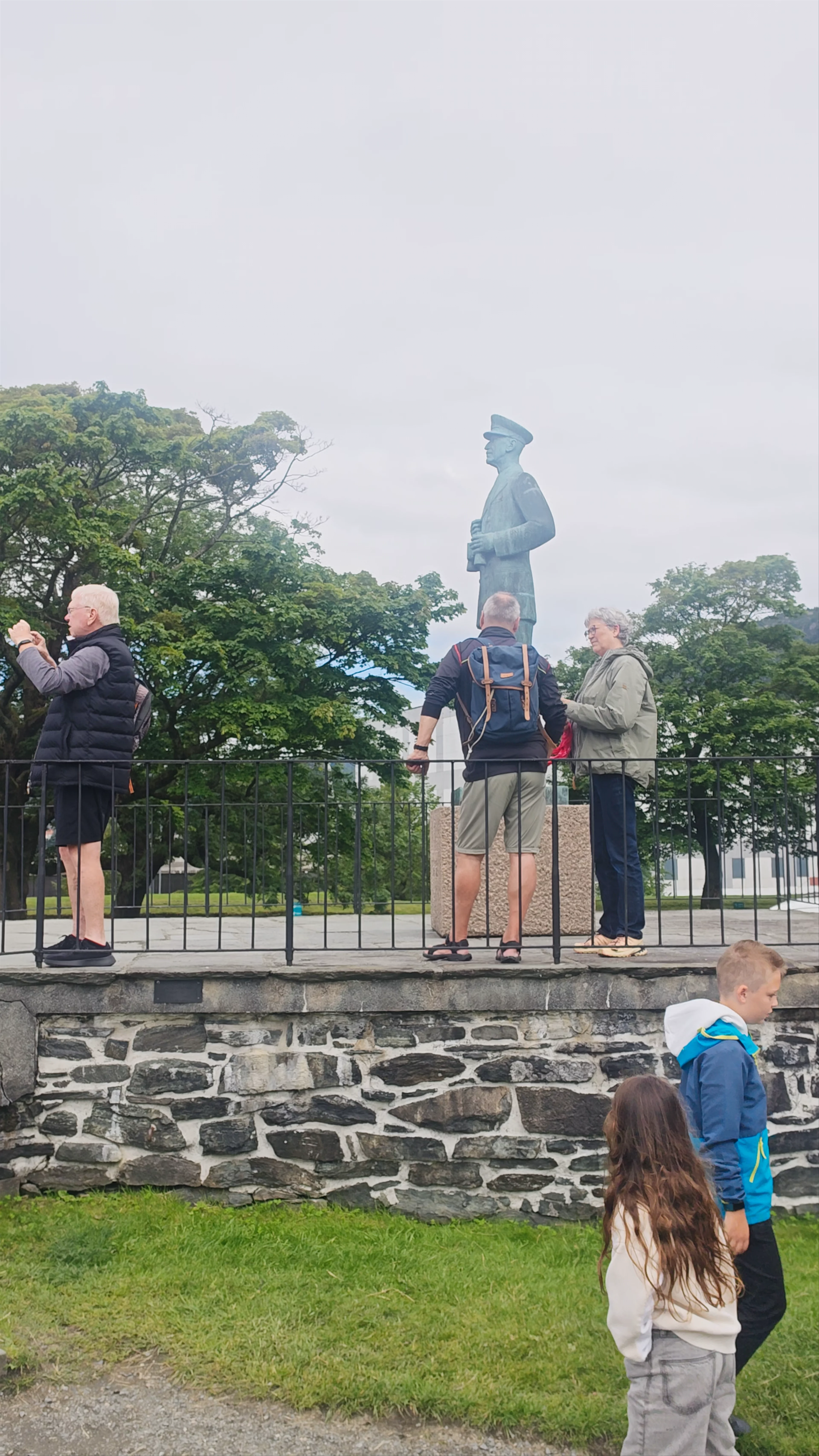 King Haakon Statue, Festningskaien
