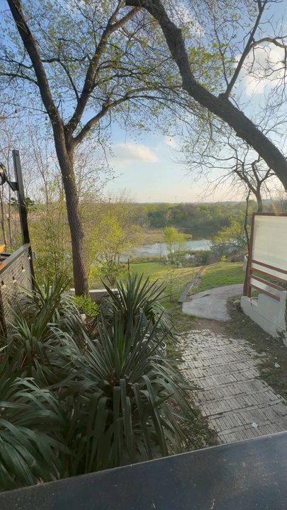 Dainty Dillo - Outdoor vibes and seating - Beer Bar Near Me - Austin, Texas