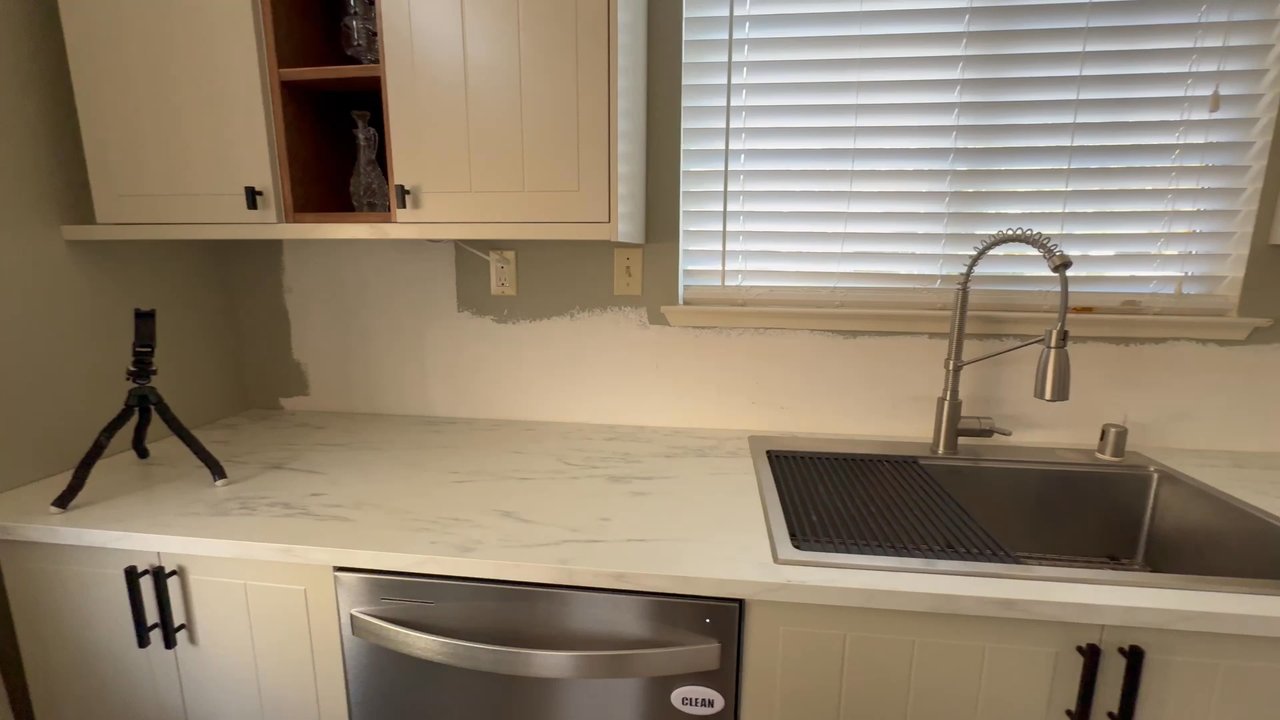 Rafael Tile Works - Designer Savona Decor 8x8 Polished Ceramic Backsplash. Edges finished with a beautiful custom coiled decorative trim. - Tiling Near Me - Redmond, Oregon
