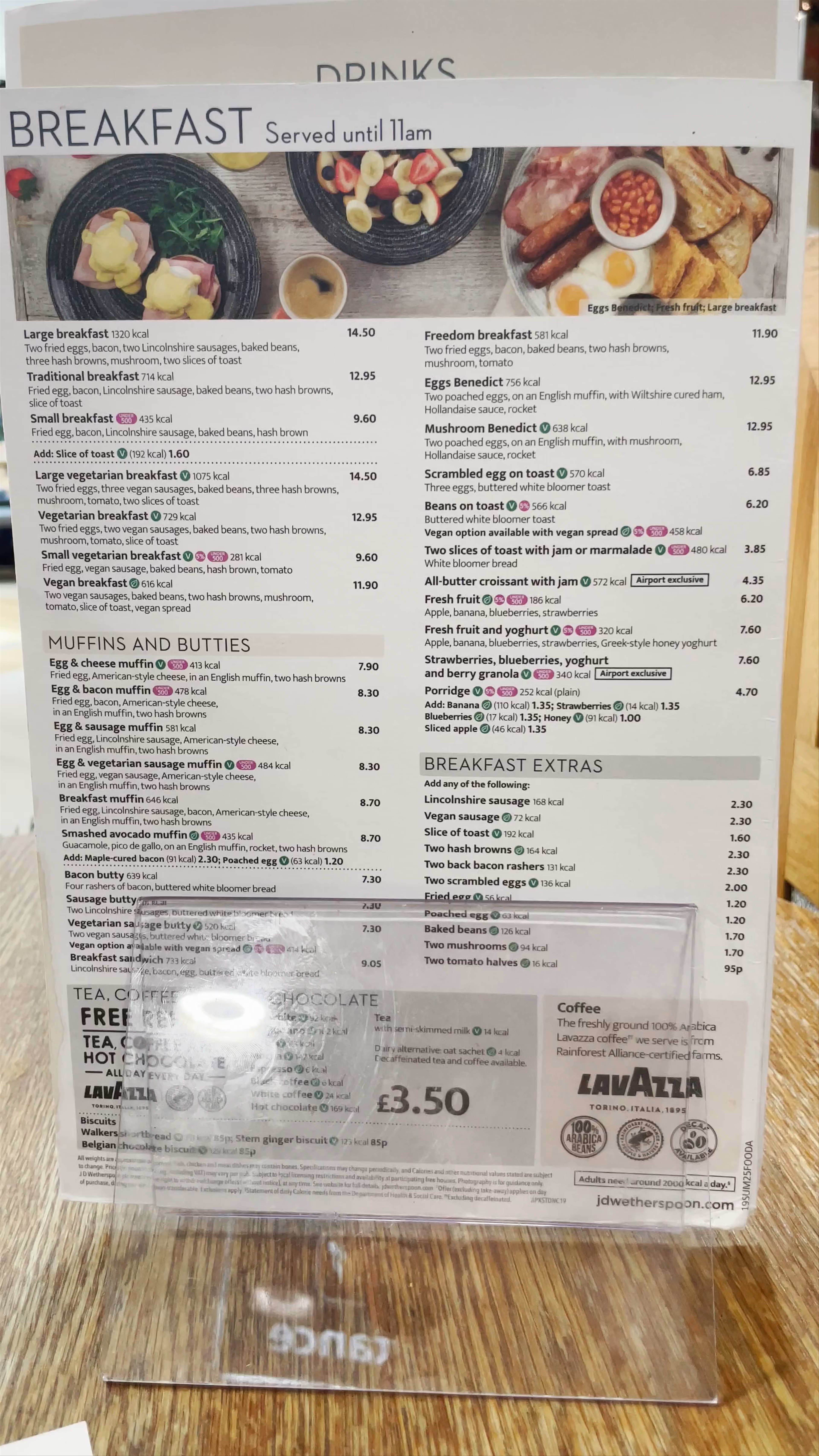 The Red Lion - JD Wetherspoon at London Gatwick Airport: Bustling Airport Pub Experience