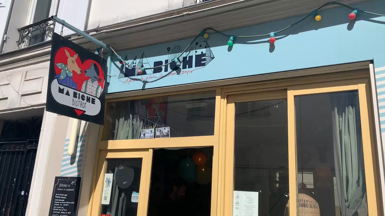 Ma Biche - The outside seating with all the patrons enjoying their dishes. - French Near Me - Paris, 75
